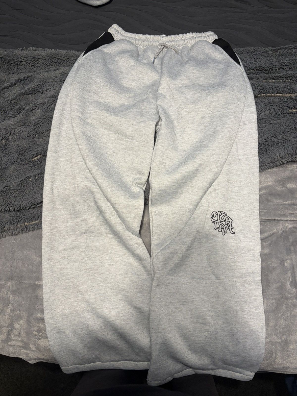 Mertra Grey tracks Size US 32 / EU 48 - 1 Thumbnail