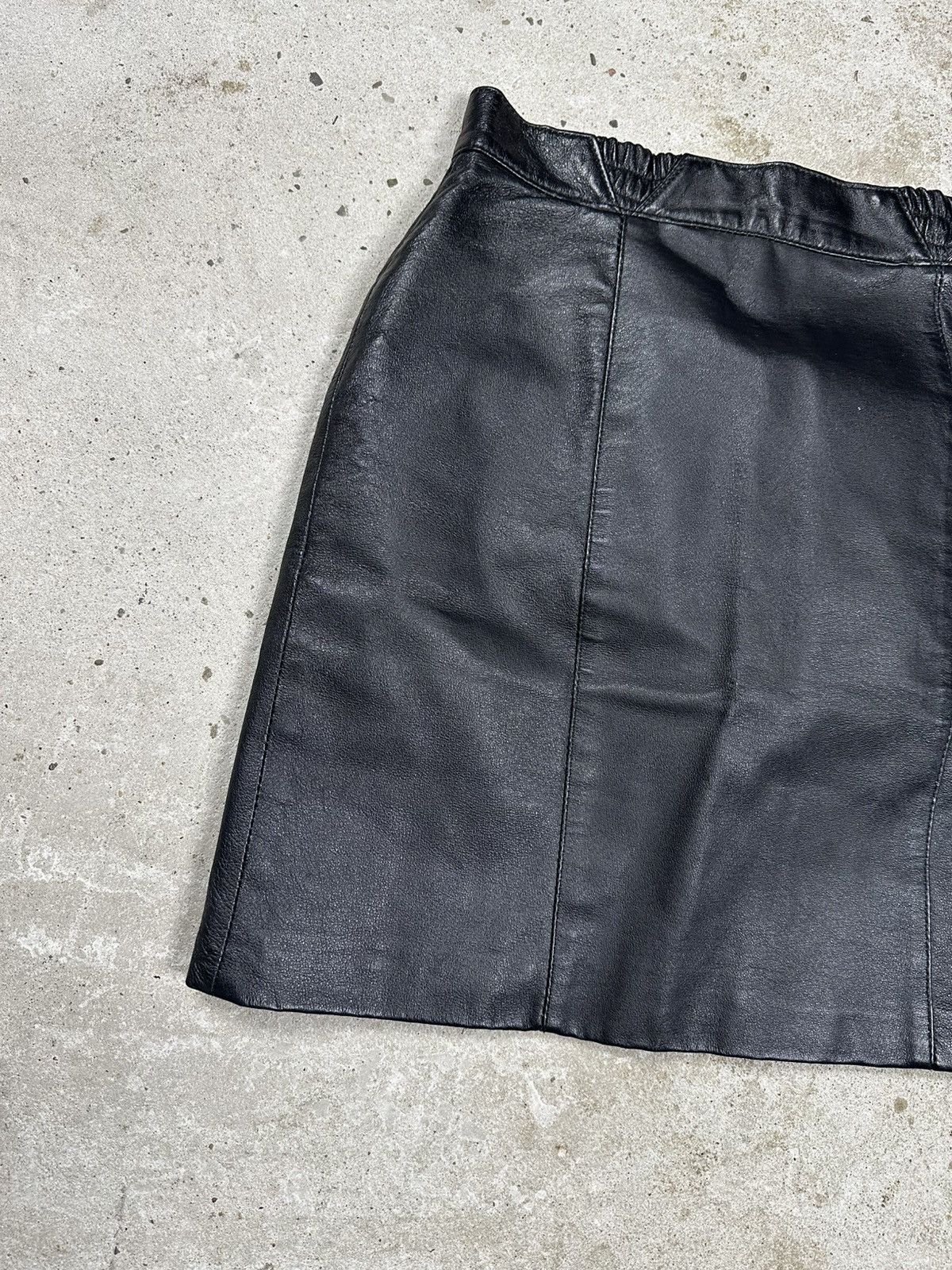 Japanese Brand Vintage Y2K Black Genuine Leather Mini Skirt Avant Garde Size 26" / US 2 / IT 38 - 8 Thumbnail