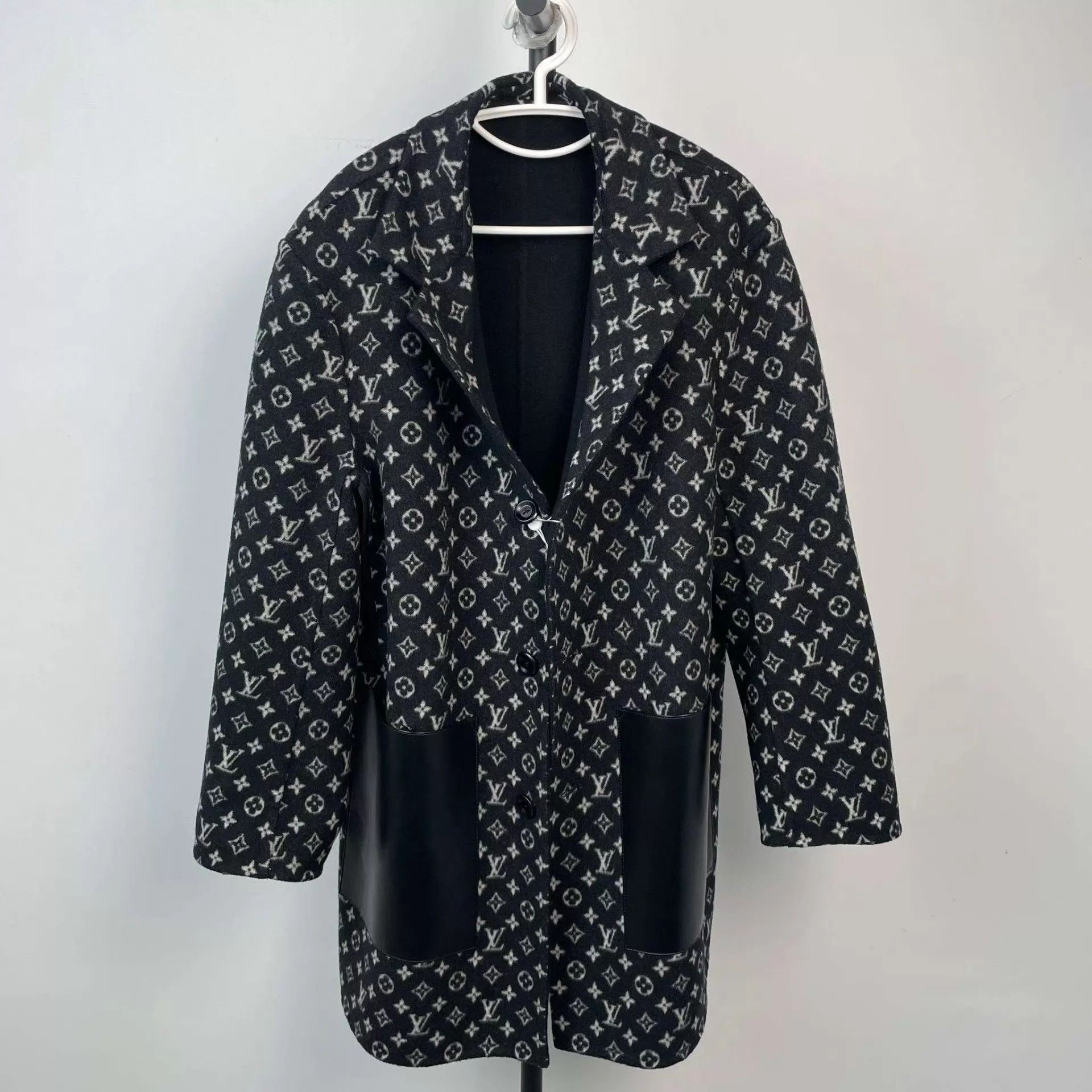 Louis Vuitton 98 new LV cashmere coat 40 black Size M / US 6-8 / IT 42-44 - 1 Thumbnail