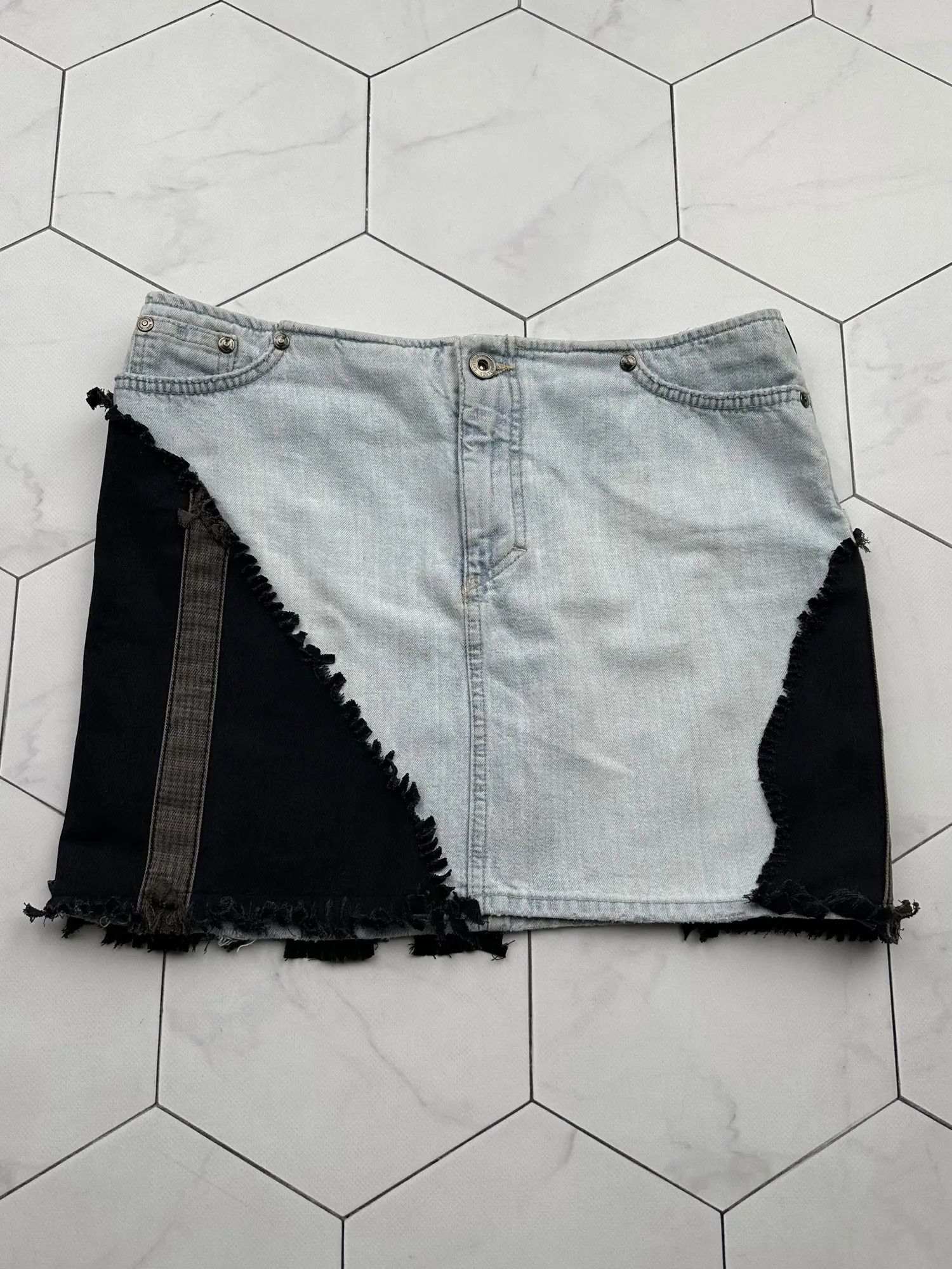 Versace Jeans Couture Versace Jeans Couture Vintage Mini Skirt (B366) Size 26" / US 2 / IT 38 - 1 Thumbnail
