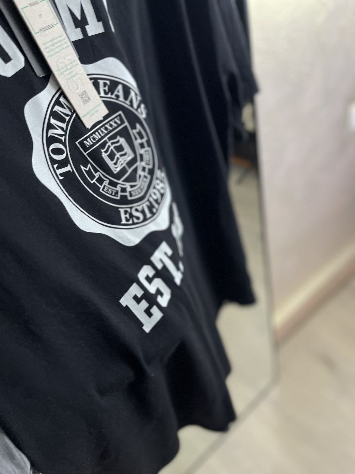 Tommy Hilfiger Tommy Jeans Heritage Varsity Crest Graphic Tee Black Size US L / EU 52-54 / 3 - 5 Thumbnail