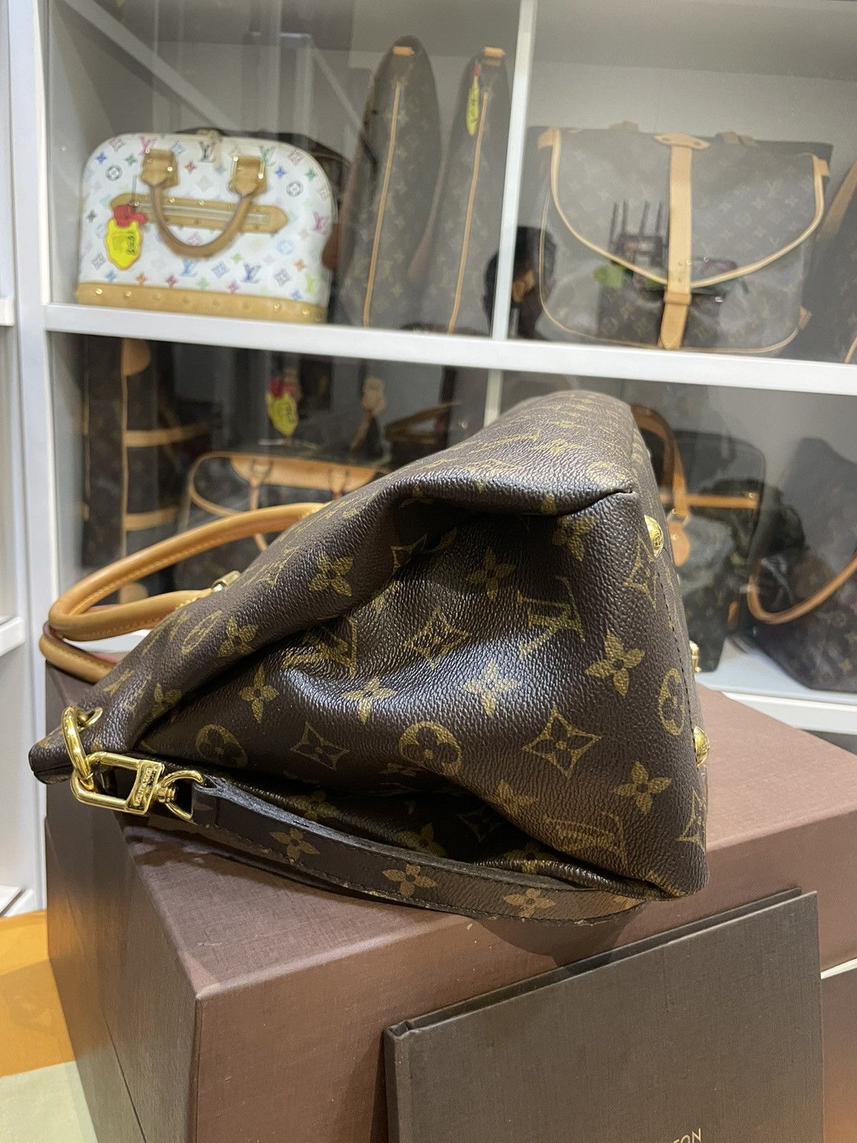 Louis Vuitton AUTHENTIC LOUIS VUITTON MONOGRAM PALLAS MM HANDBAG Size ONE SIZE - 9 Thumbnail