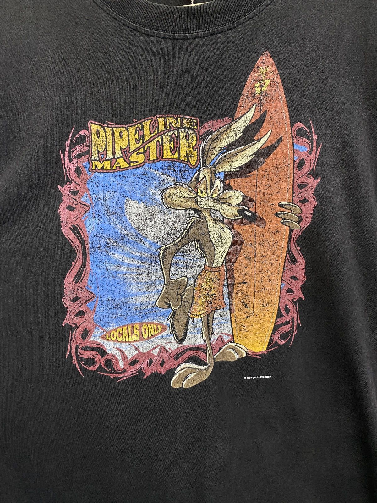 Warner Bros Vintage 1997 Willie E Coyote tee Pipeline Muster surfboard Size US M / EU 48-50 / 2 - 7 Thumbnail