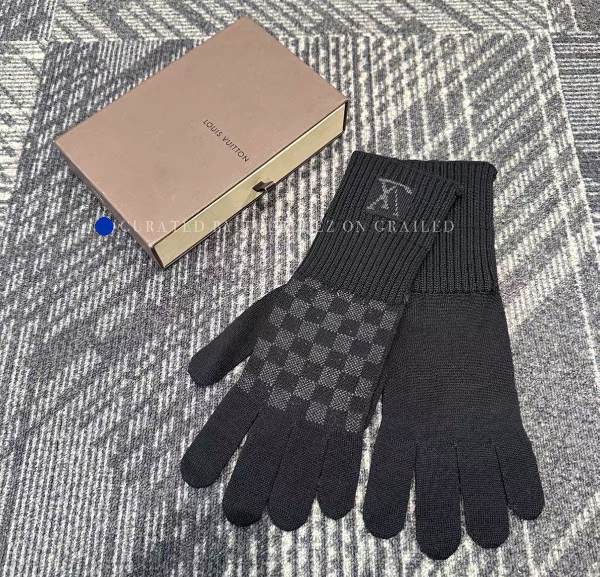 Louis Vuitton Stylish Gray Wool Gloves Size ONE SIZE - 1 Thumbnail
