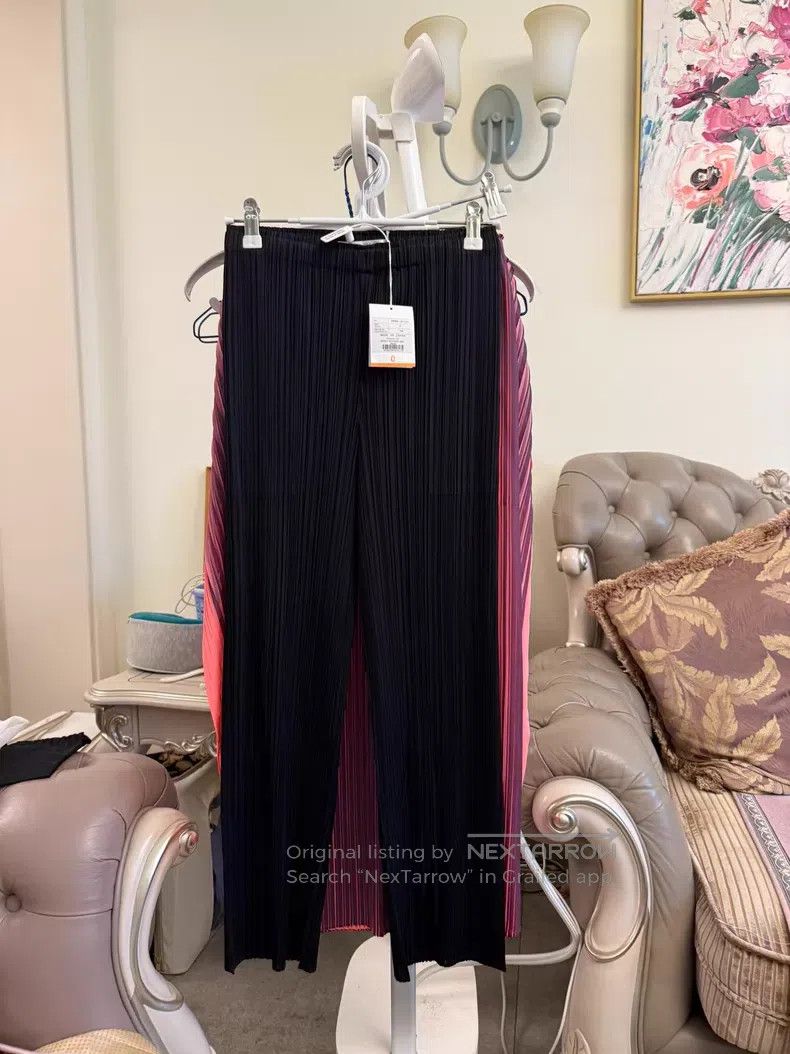 Issey Miyake Issey Miyake Ruched Straight-Leg Pants, Black Size 42" / US 20 - 1 Thumbnail