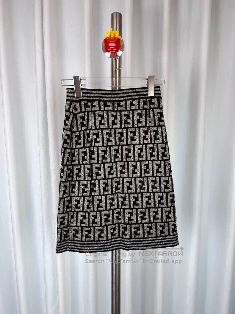 Fendi Fendi size F Black and gray full print logo half body penci Size 27" / US 4 / IT 40 - 1 Thumbnail