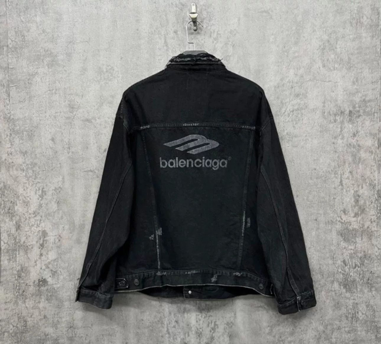 Balenciaga Balenciaga Distressed 3B Logo Denim Jacket Size US S / EU 44-46 / 1 - 1 Thumbnail