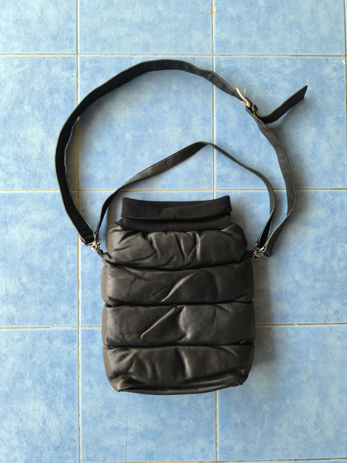Yohji Yamamoto Kawa-kawa Leather Puffer Sling Bag Size ONE SIZE - 6 Thumbnail