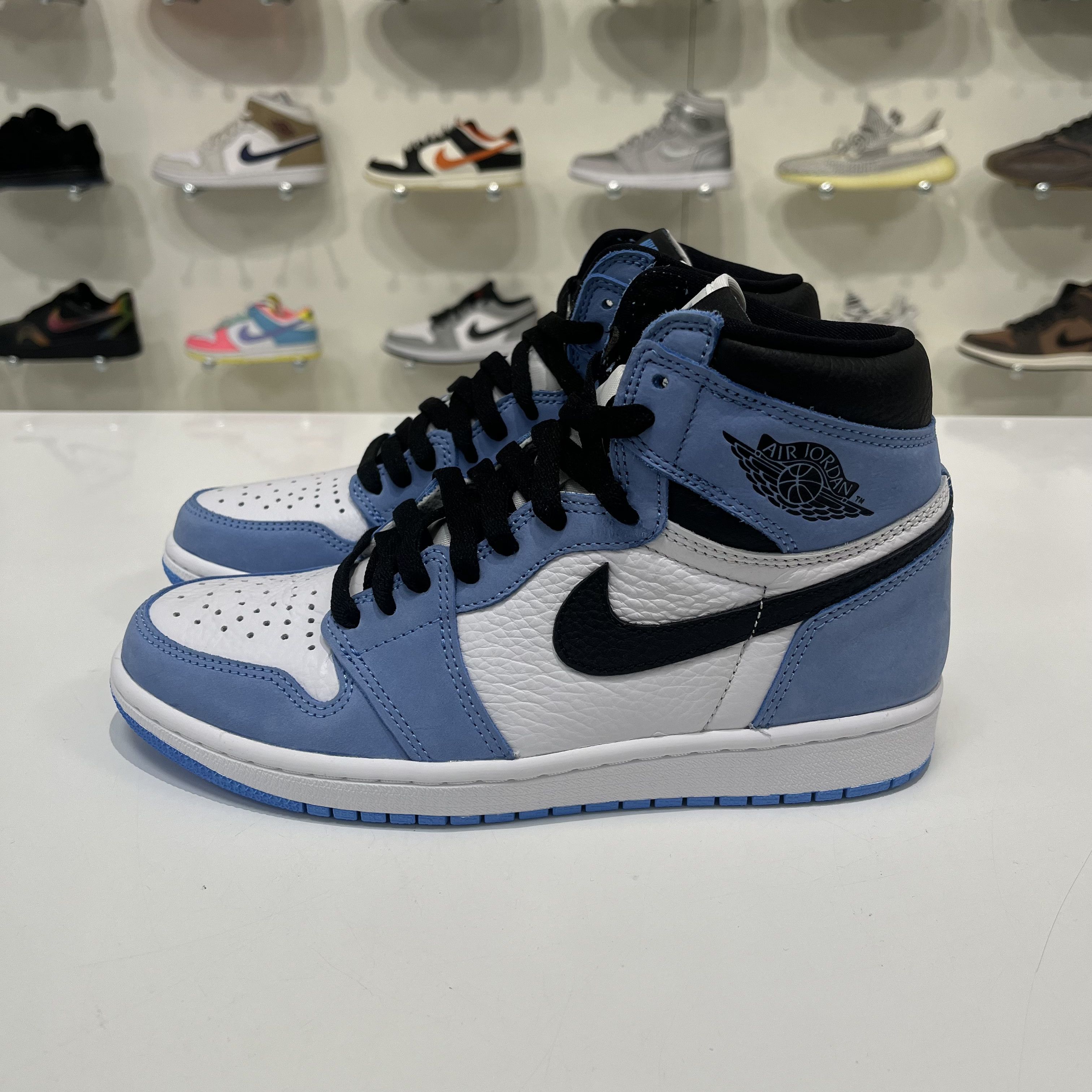 Nike Air Jordan 1 Retrro High University Blue Black Size US 7 / EU 40 - 2 Thumbnail