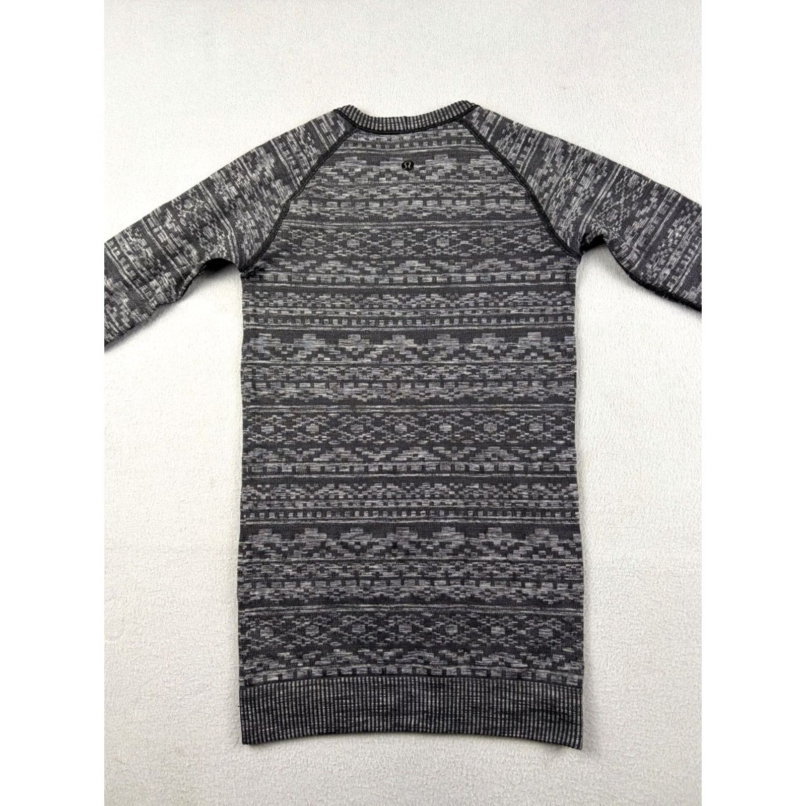 Lululemon Lululemon Shirt Womens Small Gray Fair Isle Pullover Long Sleeve Crew Neck Holiday Winter T-Shirt Modern Athletic Size S / US 4 / IT 40 - 3 Thumbnail