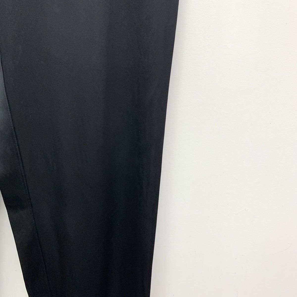 Louis Vuitton Louis Vuitton Black Logo Emblem Cuffed Sweatpants K26WX Size 24" / US 00 / IT 34 - 4 Thumbnail