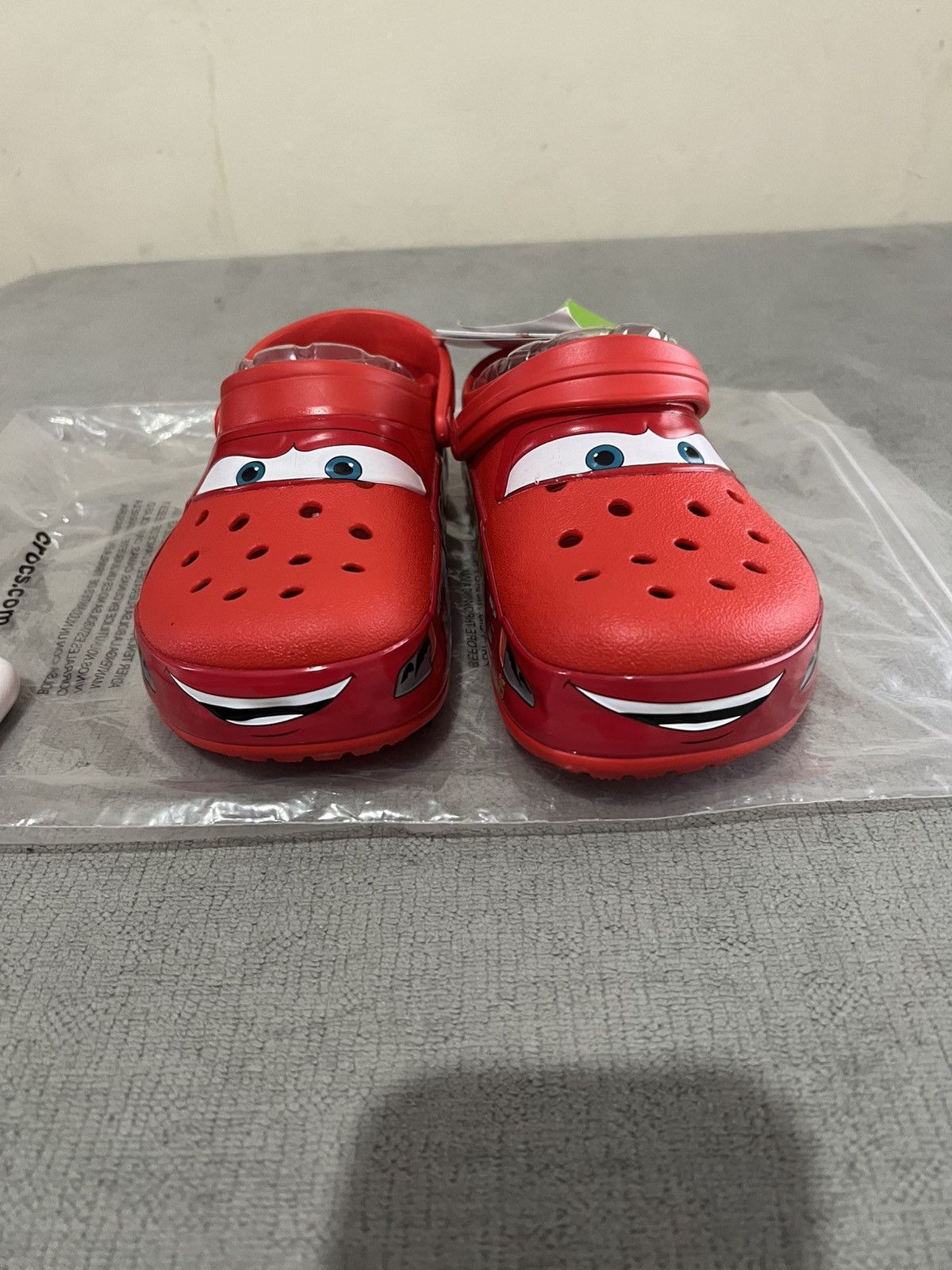 Crocs × Disney Lightening Mcqueen Crocs Size US 7 / EU 40 - 5 Thumbnail