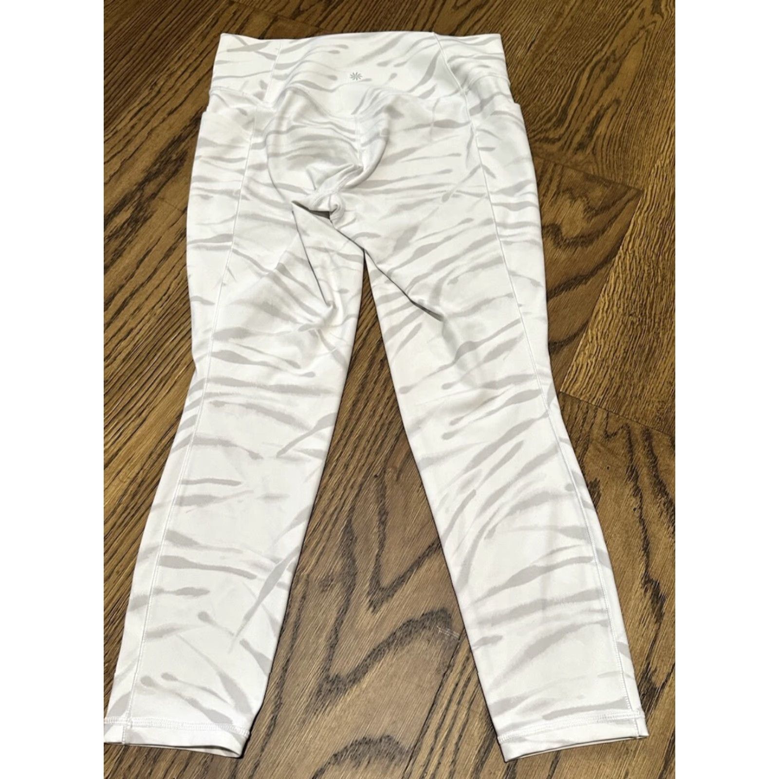 Athleta Athleta Leggings Womens Medium White Salutation Stash Pocket II 7/8 Tight Size 32" / US 10 / IT 46 - 2 Thumbnail