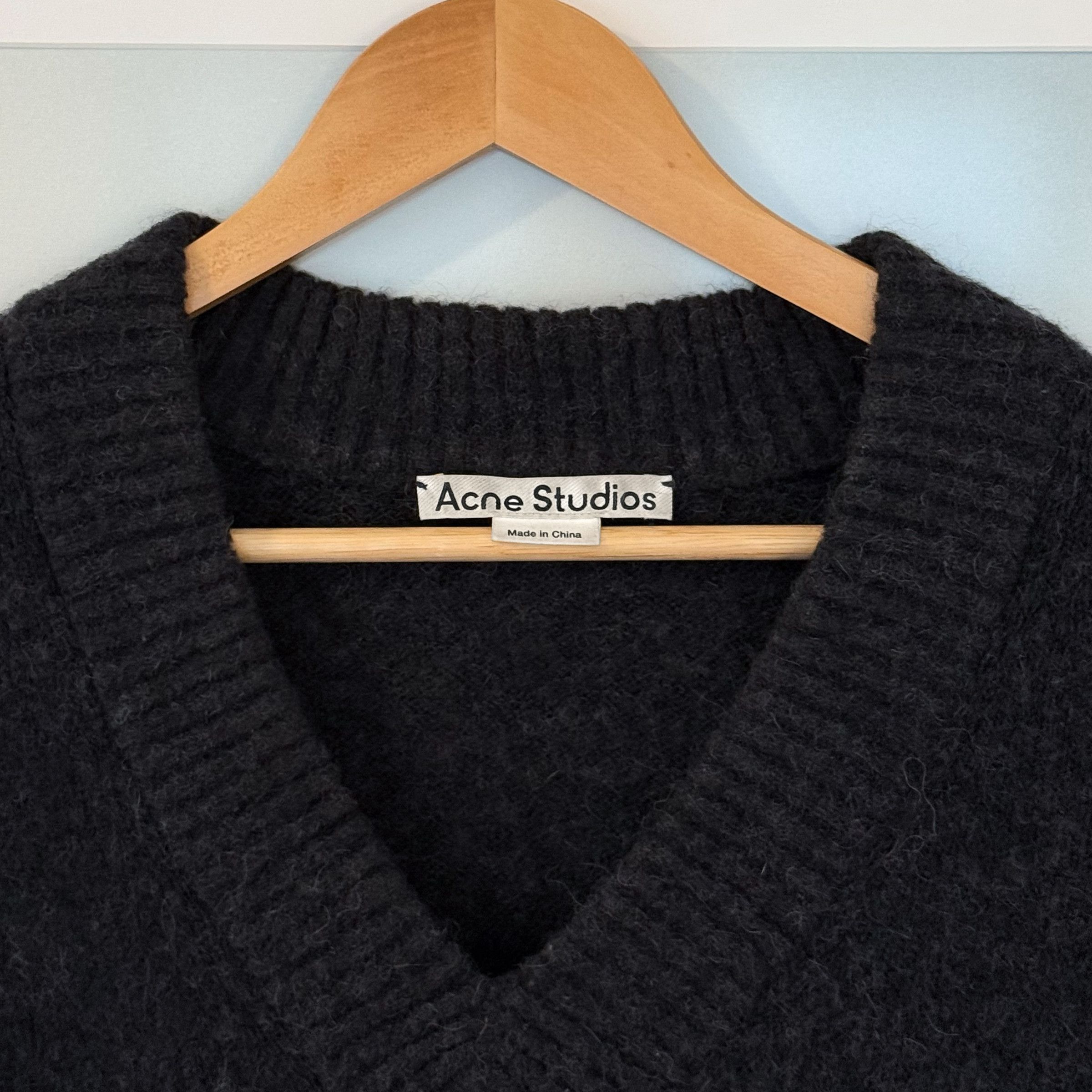 Acne Studios SOLD Acne Studios Oversized V-neck Sweater in Washed Black Size S / US 4 / IT 40 - 8 Thumbnail