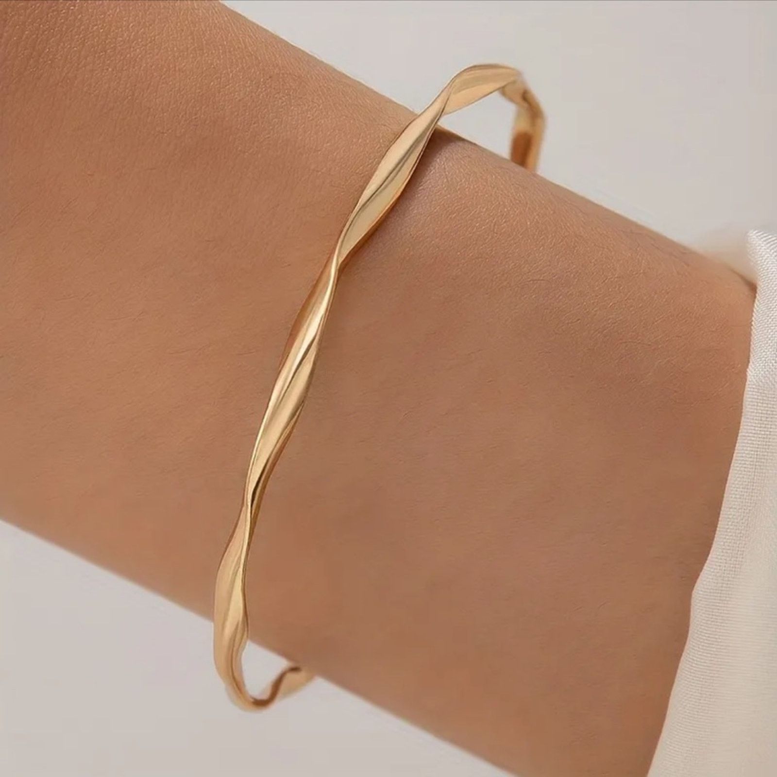 Nordstrom NEW NORDSTROM REVOLVE Gold Ball Twisted Bracelet Bangle Cuff Size ONE SIZE - 1 Thumbnail