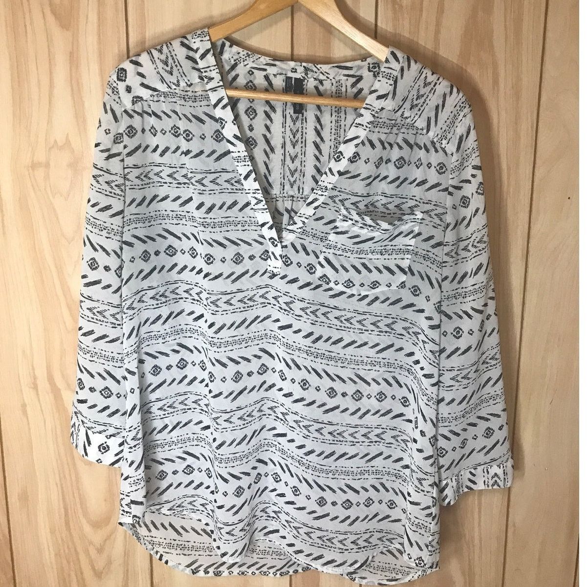 Other Maurices Geometric Semi-Sheer V-Neck 3/4 Sleeve Blouse L Size L / US 10 / IT 46 - 1 Thumbnail