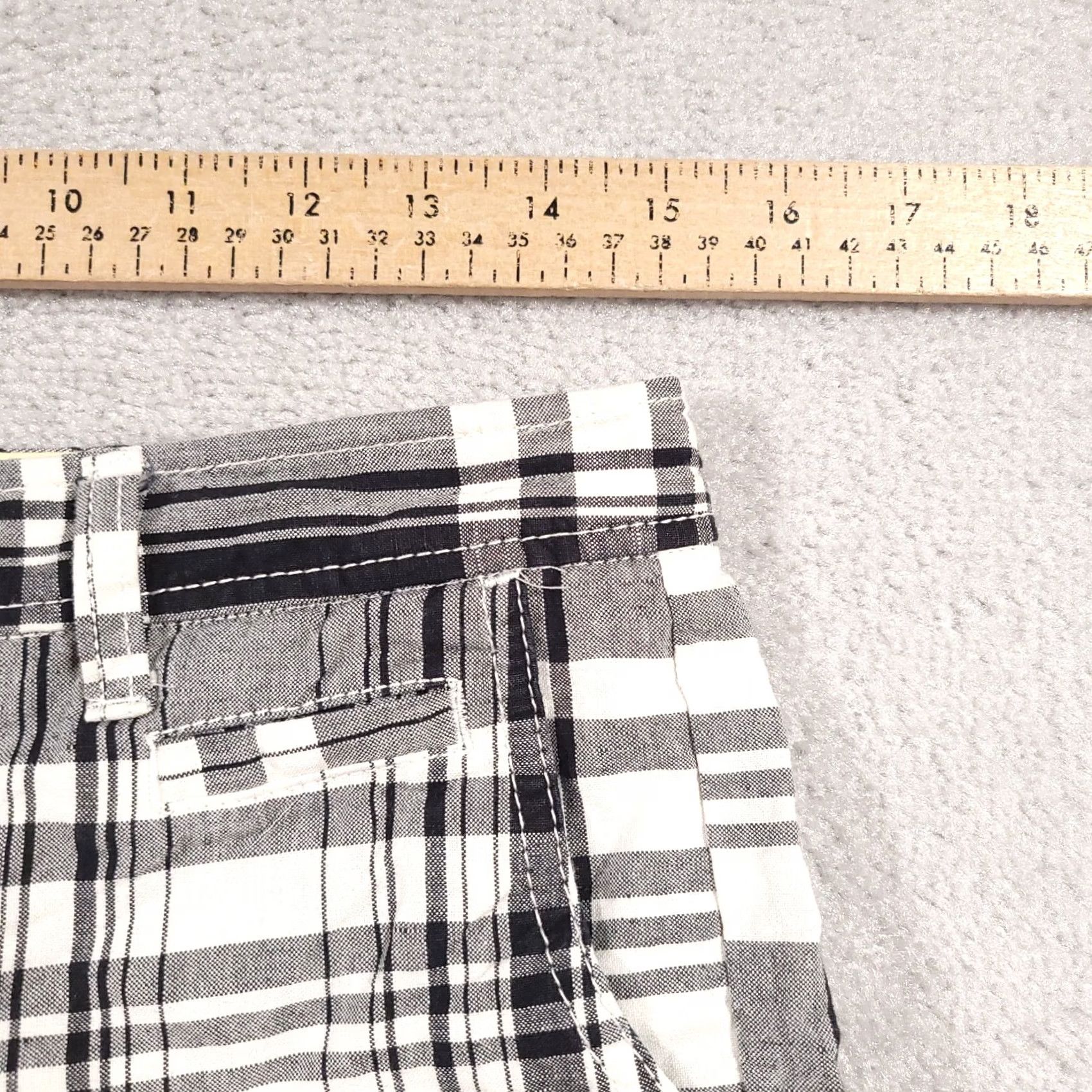 Dockers VINTAGE Dockers Short Women’s 4 Black White Plaid 4.5" Inseam Midrise Chino Linen Blend Easy Care Knit? Size 27" / US 4 / IT 40 - 5 Thumbnail