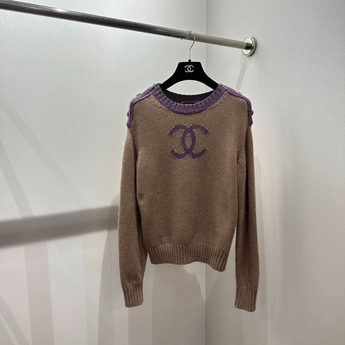 Chanel Chanel apr130 22K Crystal Logo Cashmere Sweater 34 Size XS / US 0-2 / IT 36-38 - 1 Thumbnail