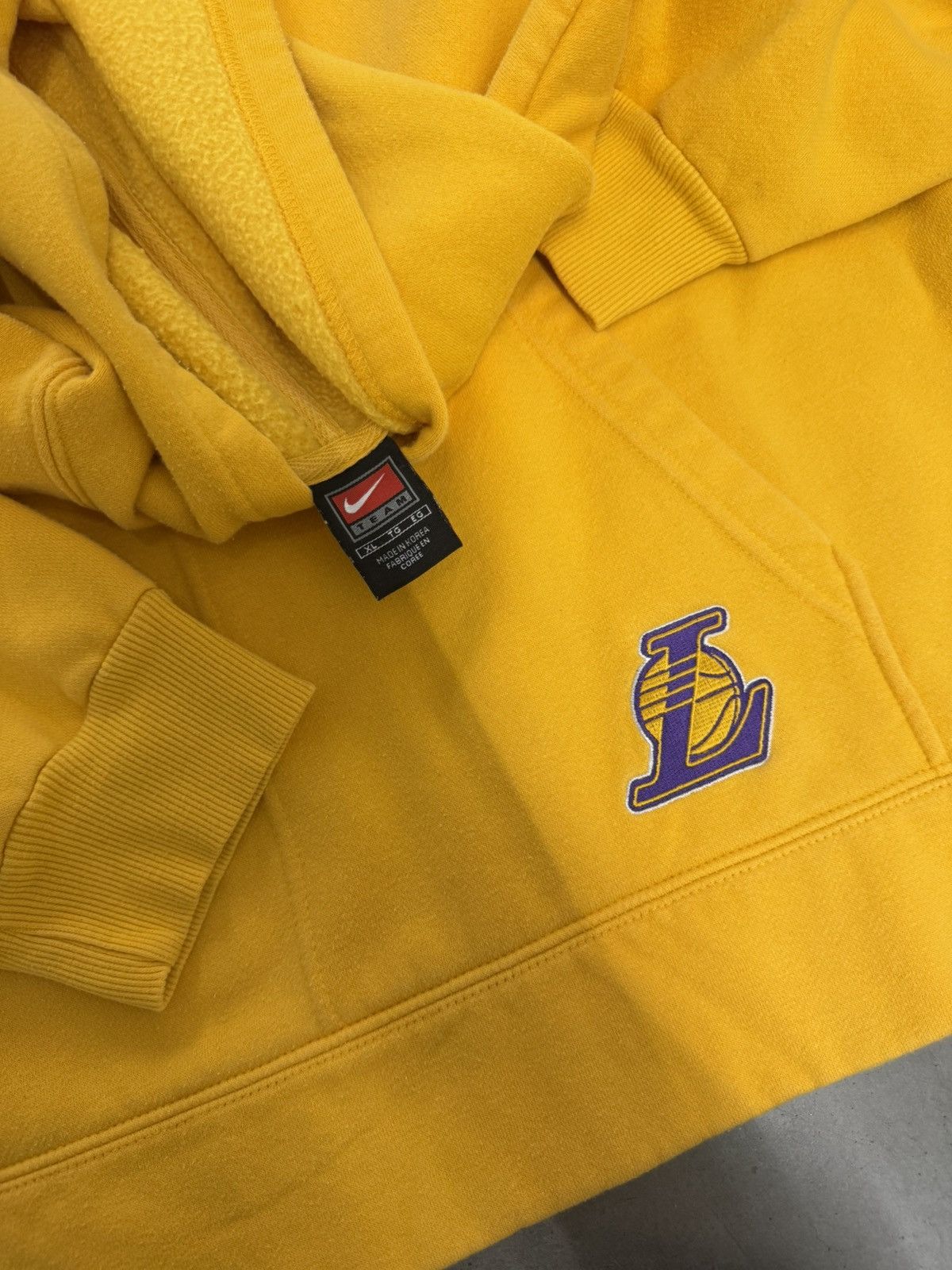 Nike Los Angeles Lakers Nike Center Swoosh Yellow Hoodie 2000s XL Size US XL / EU 56 / 4 - 3 Thumbnail