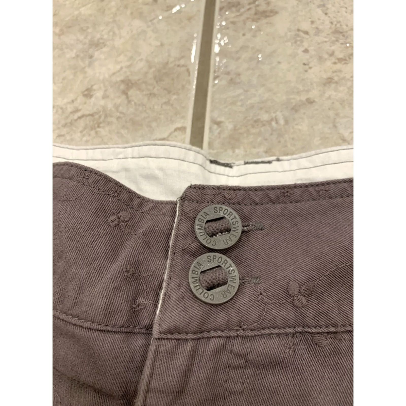 Vintage Columbia Women's Shorts 5.5" Inseam Gray Floral Embroidered Chino Casual Walking Hiking Bedtime Not Applicable Size 38" / US 16 / IT 52 - 4 Thumbnail