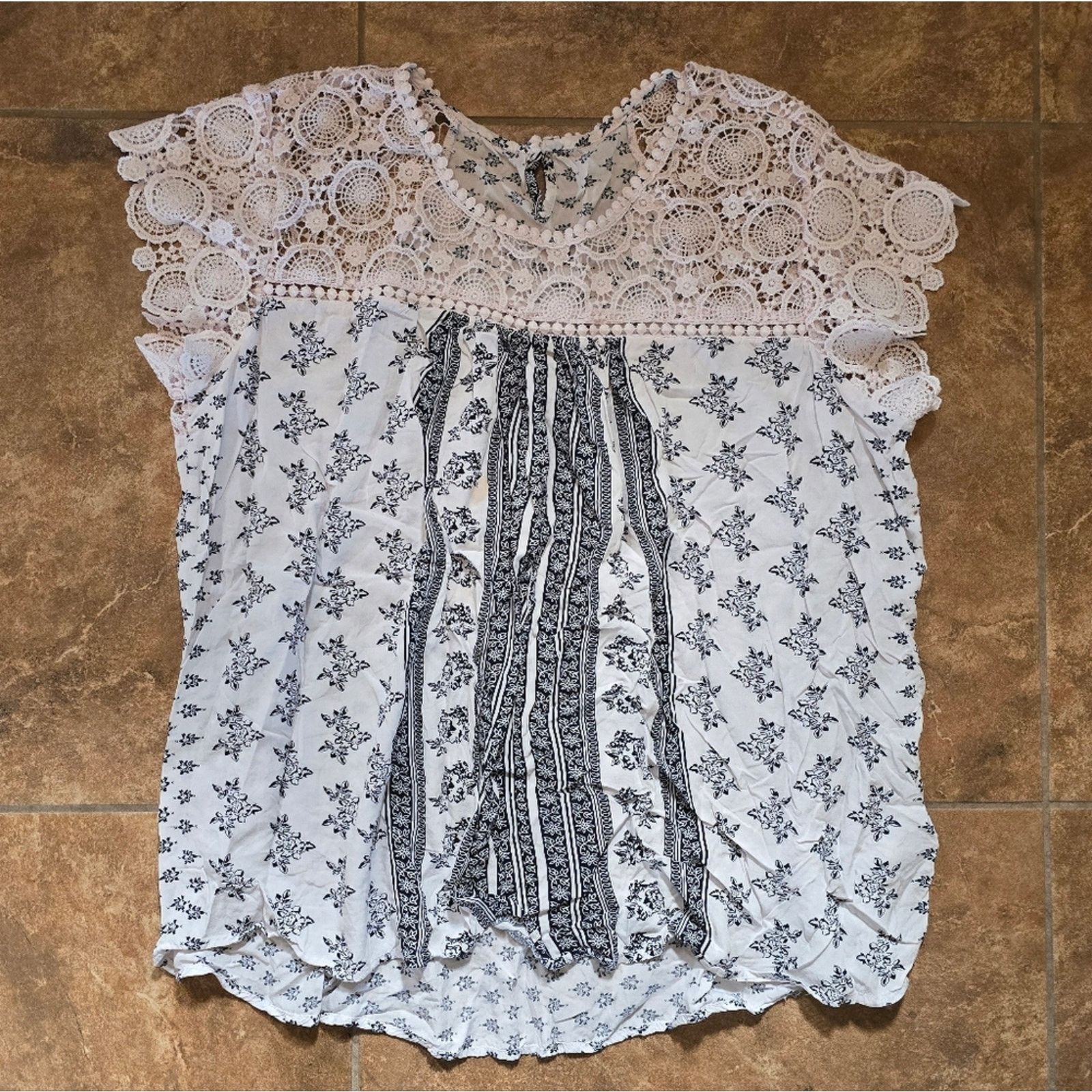 Other White Multicolored Lace Sleeved Blouse Size ONE SIZE - 1 Thumbnail