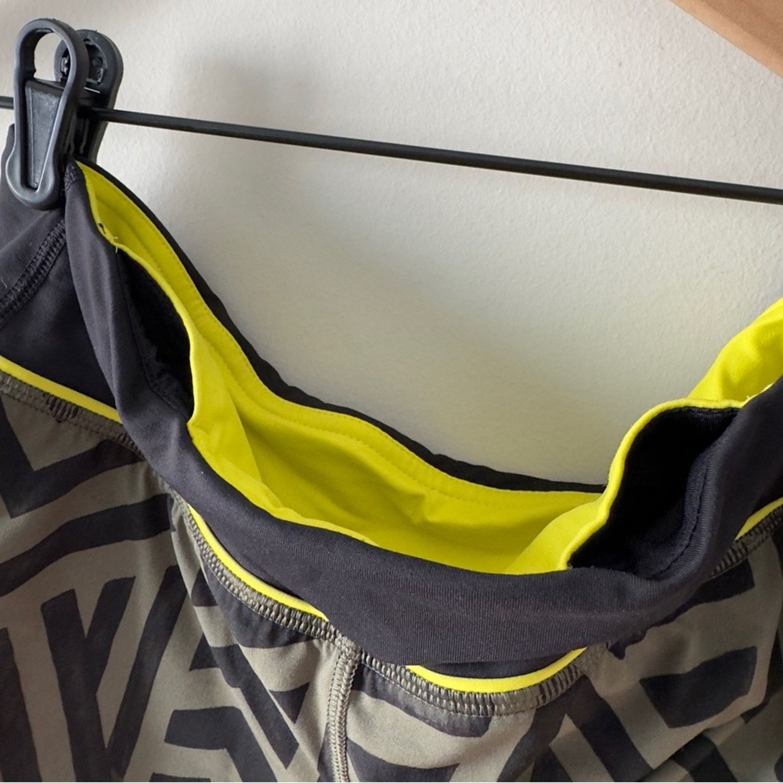 Lululemon Lululemon Run Times Short *4-way Stretch Chevron Shuffle EUC Size 27" / US 4 / IT 40 - 8 Thumbnail