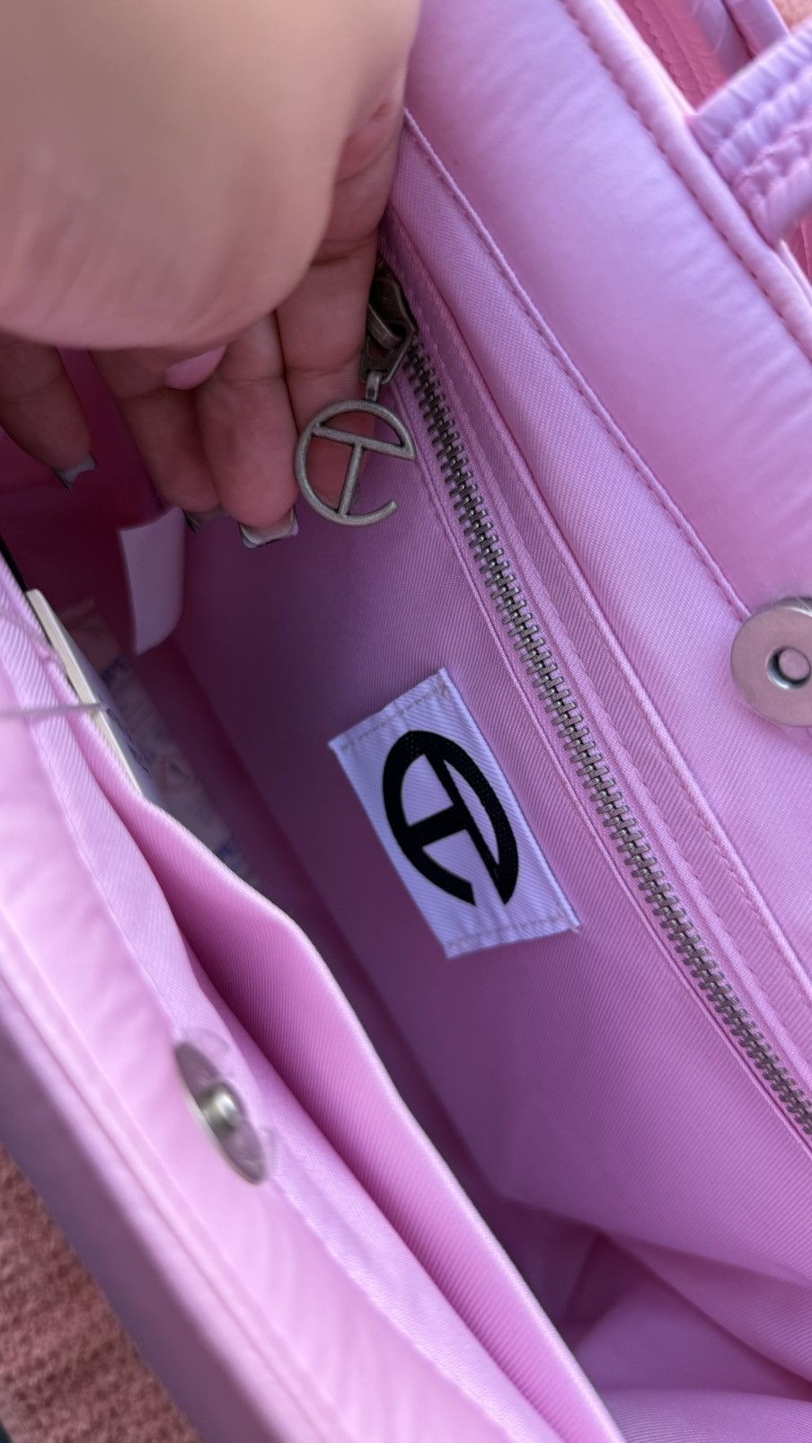 Telfar M PUFFER SHOPPER BUBBLEGUM PINK Size ONE SIZE - 9 Thumbnail