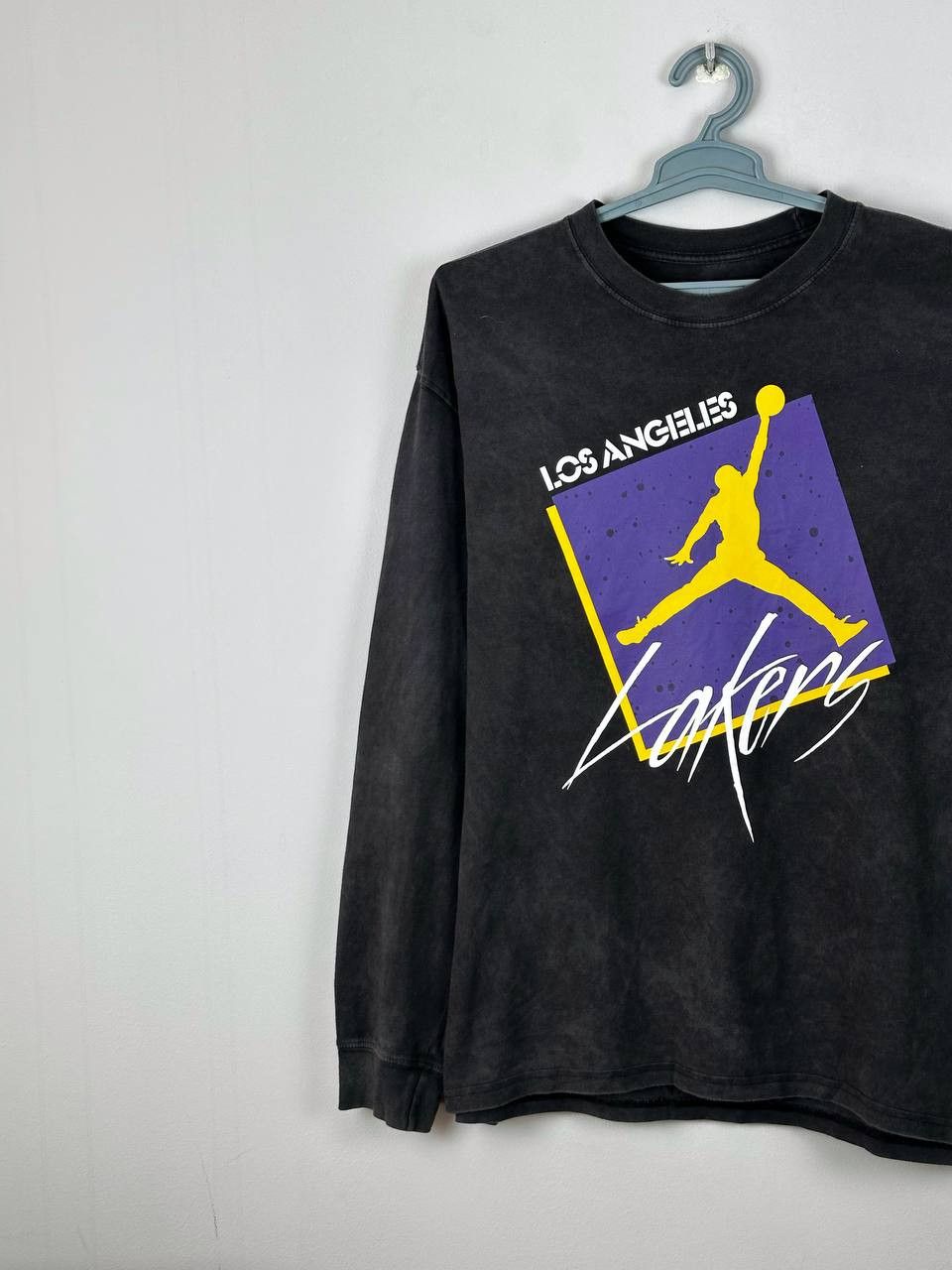 Nike Rare Nike Air Jordan Los Angeles Lakers Long Sleeve T Shirt Size US M / EU 48-50 / 2 - 2 Thumbnail