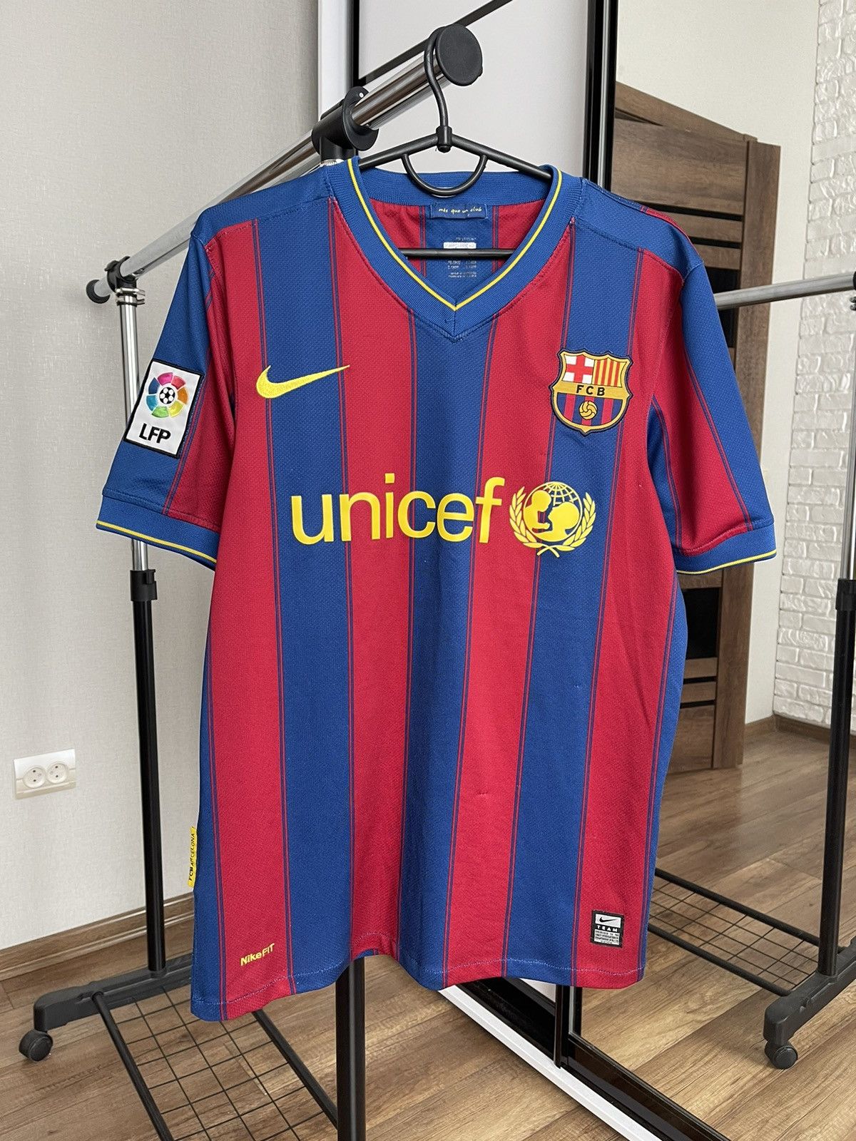 Other 2009/2010 Nike FC Barcelona Messi Vintage Soccer Jersey Tee Size US S / EU 44-46 / 1 - 6 Thumbnail