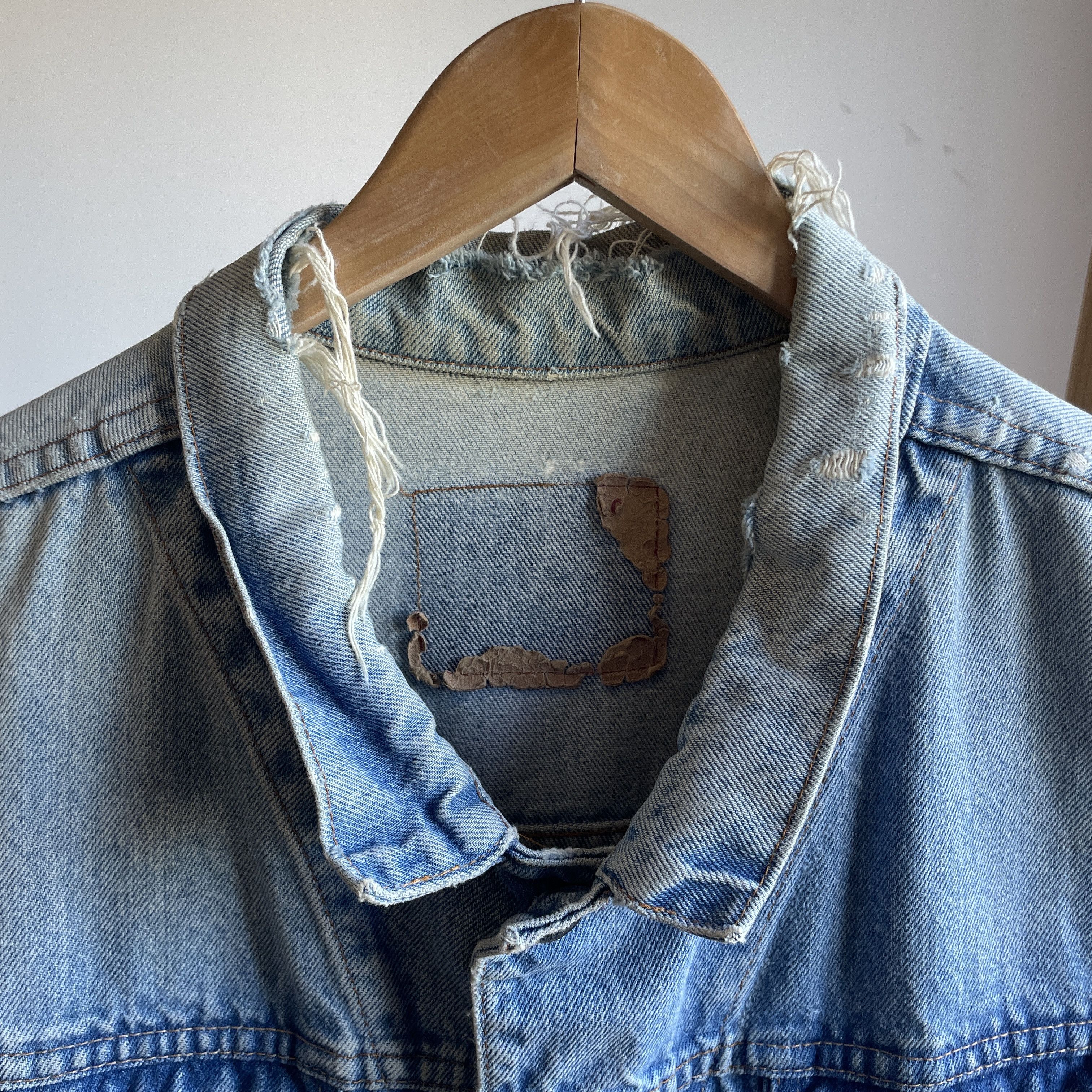 Levi's Levi's Vintage 80's Made in Canada Distressed Denim Jacket Size US M / EU 48-50 / 2 - 4 Thumbnail