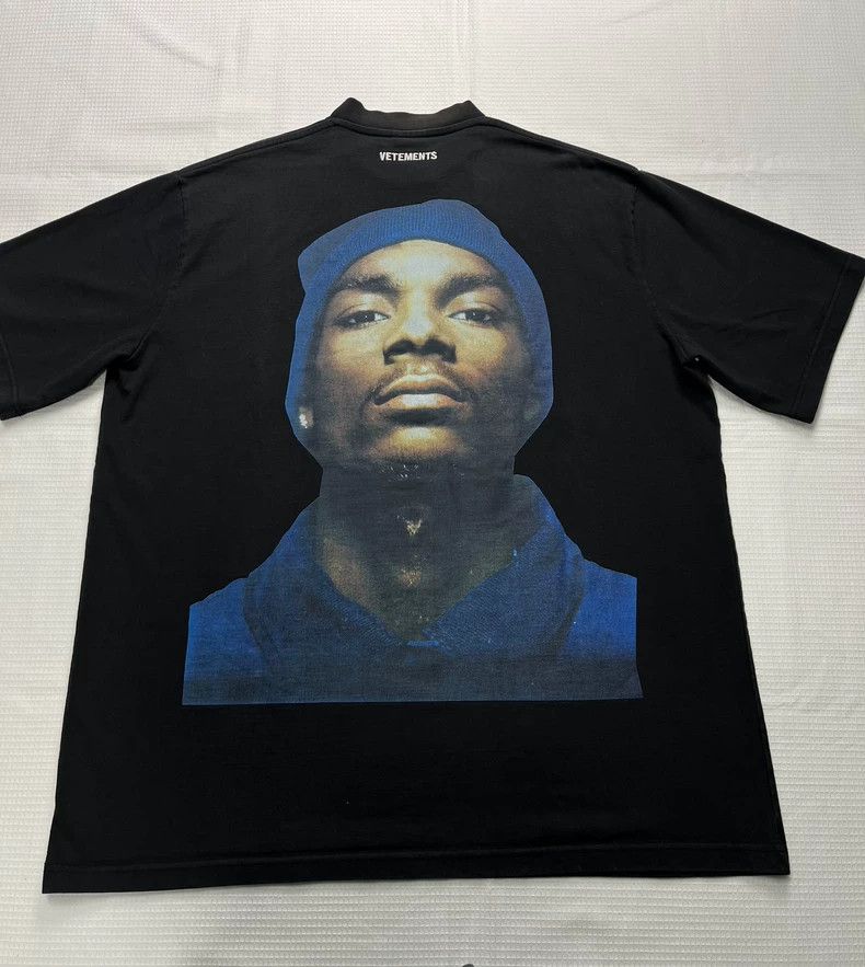[VETEMENTS]CRYSTAL Tシャツ VETEMENTS Crystal Limited Edition T-shirt in Washed Black | FWRD