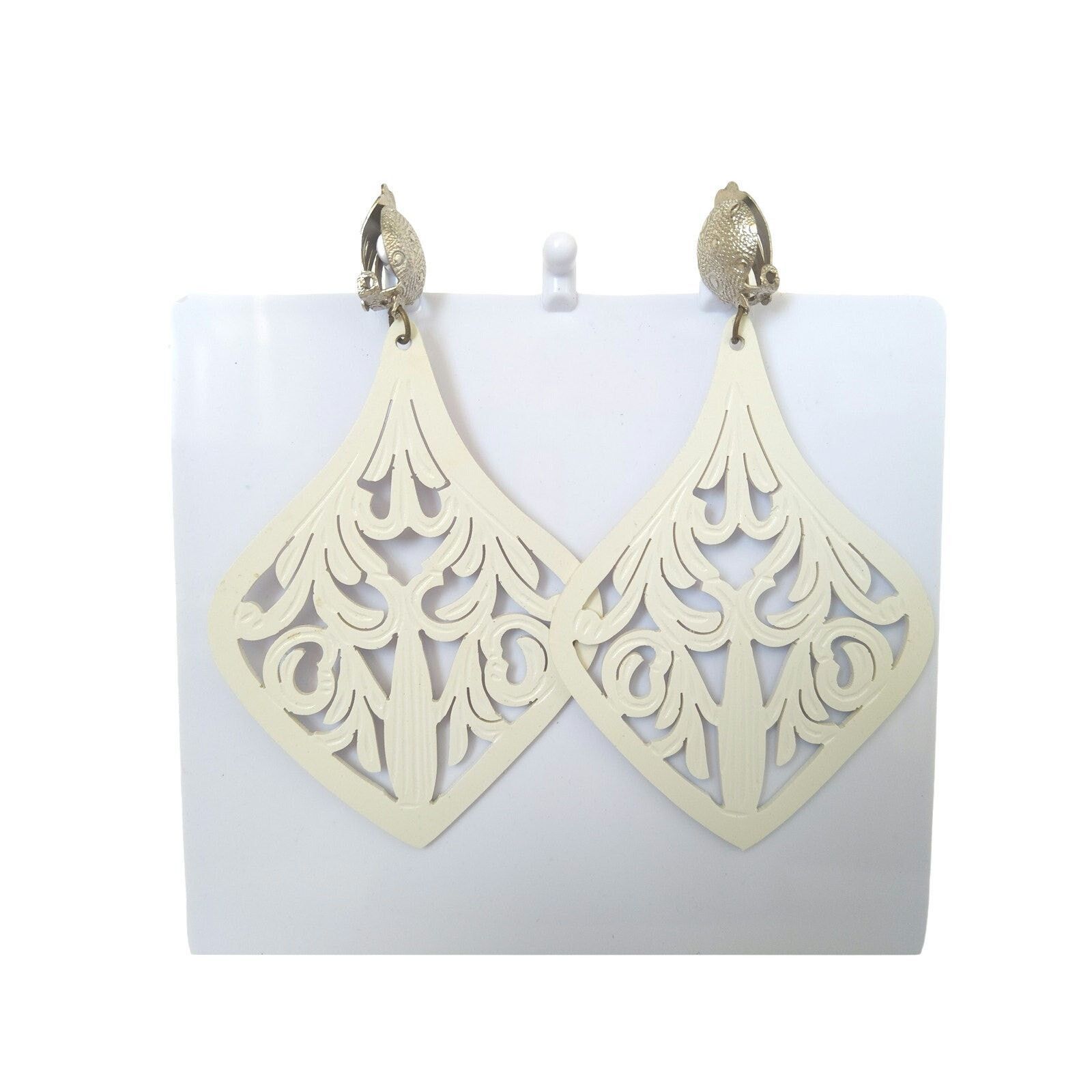 The Unbranded Brand Vintage White Bakelite Carved Chandelier Dangle Earrings Size ONE SIZE - 2 Thumbnail