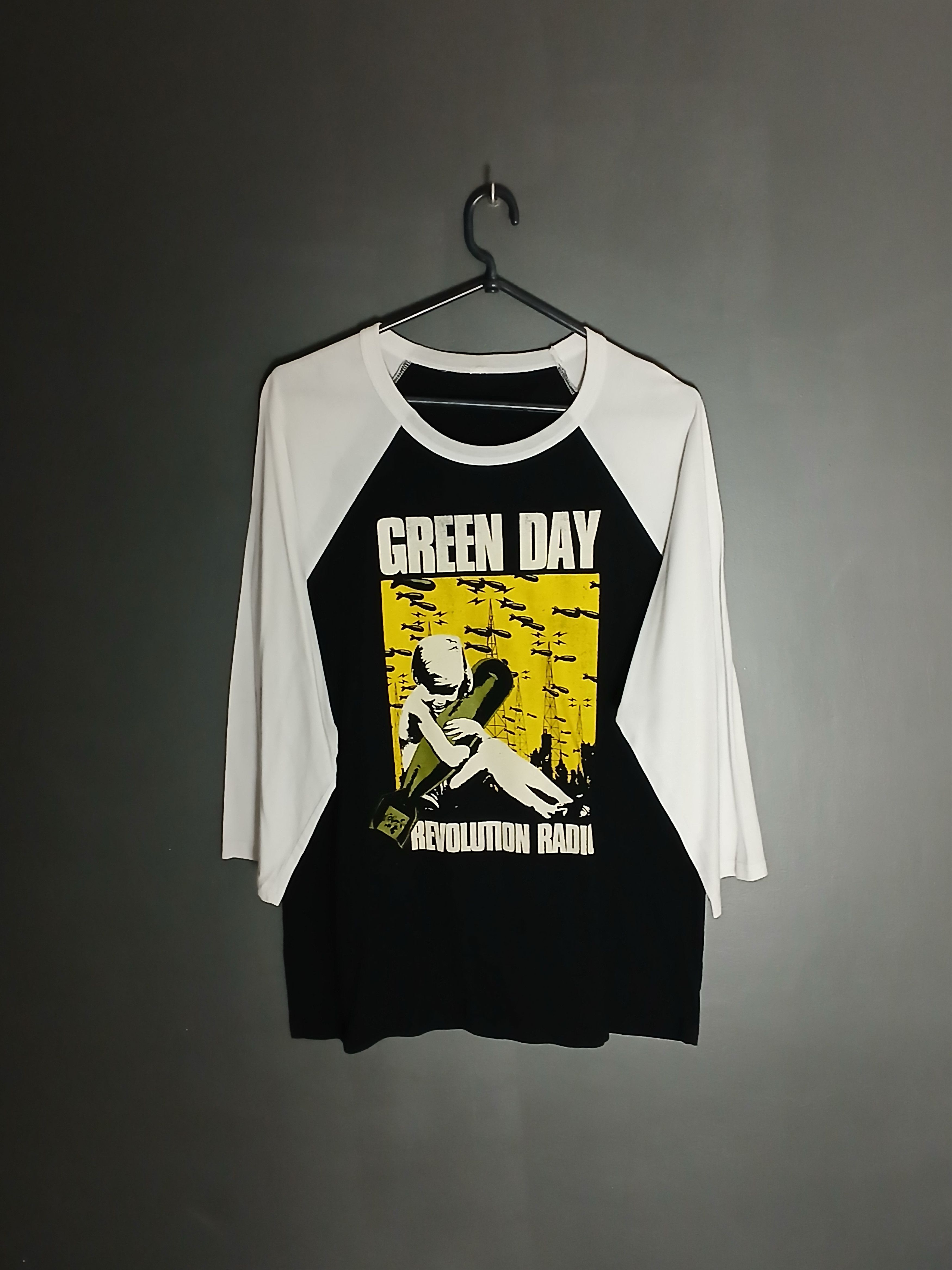 Band Tees Green Day Revolution Radio Long Sleeve T-Shirt Size US M / EU 48-50 / 2 - 1 Thumbnail