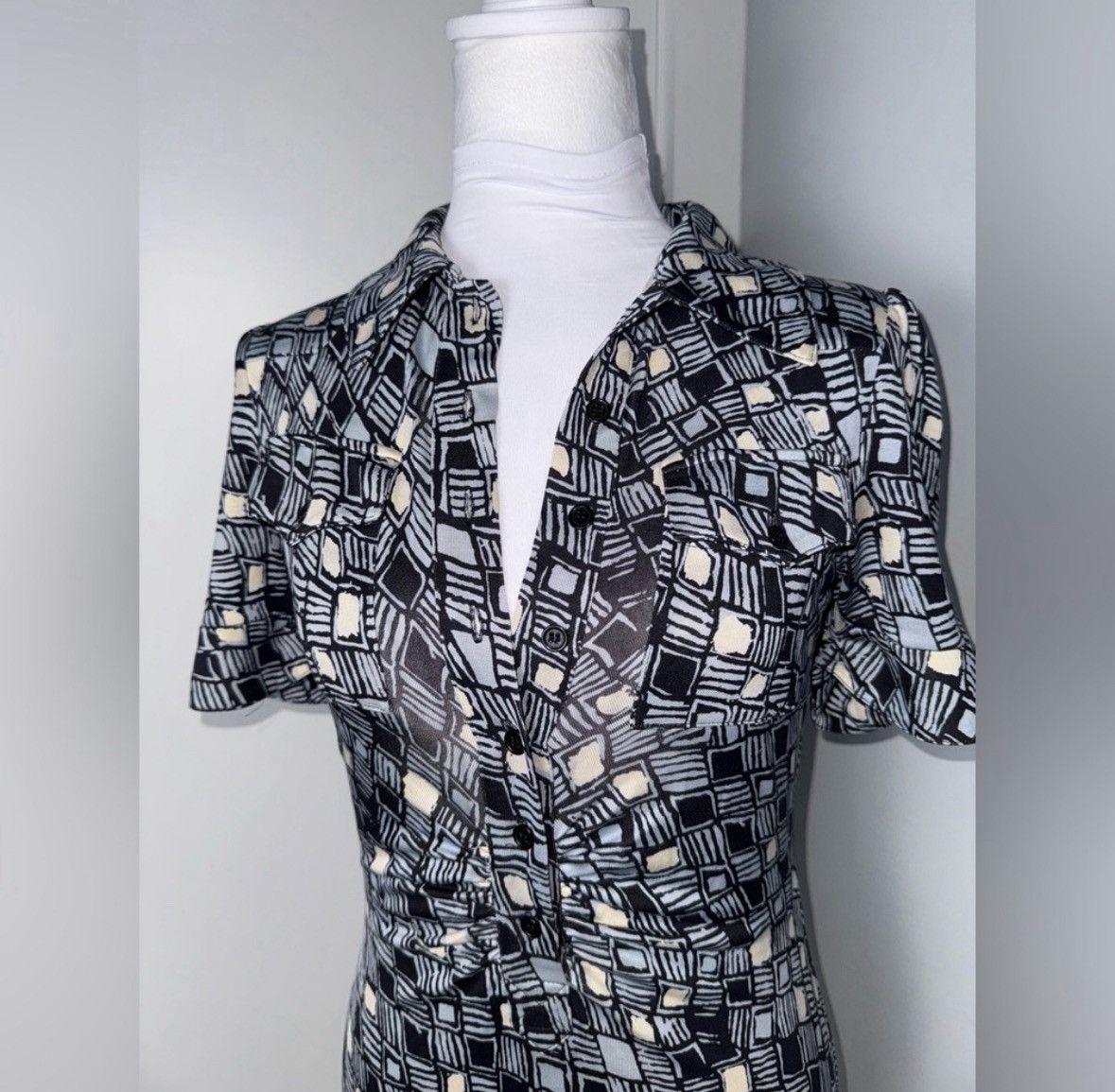 Diane von Furstenberg Diane von Furstenberg Silk Collared Printed Dress/Size 6 Size M / US 6-8 / IT 42-44 - 3 Thumbnail