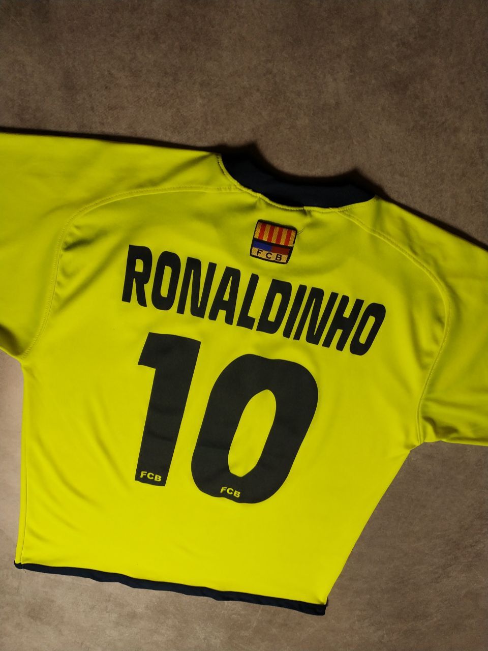 Vintage Vintage Ronaldinho 10 Barcelona Football Jersey T-shirt Size US S / EU 44-46 / 1 - 2 Thumbnail