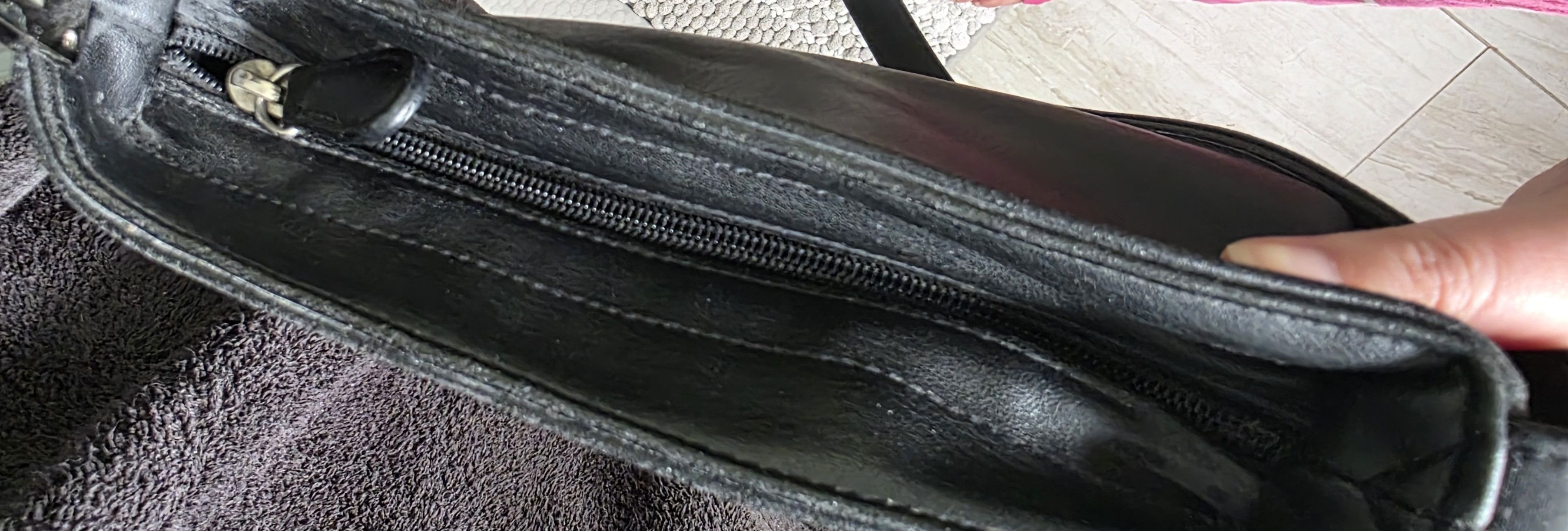 Unknown London Liz Claiborne Black Leather Crossbody Purse 9" L 3" W 9" H Size ONE SIZE - 10 Thumbnail