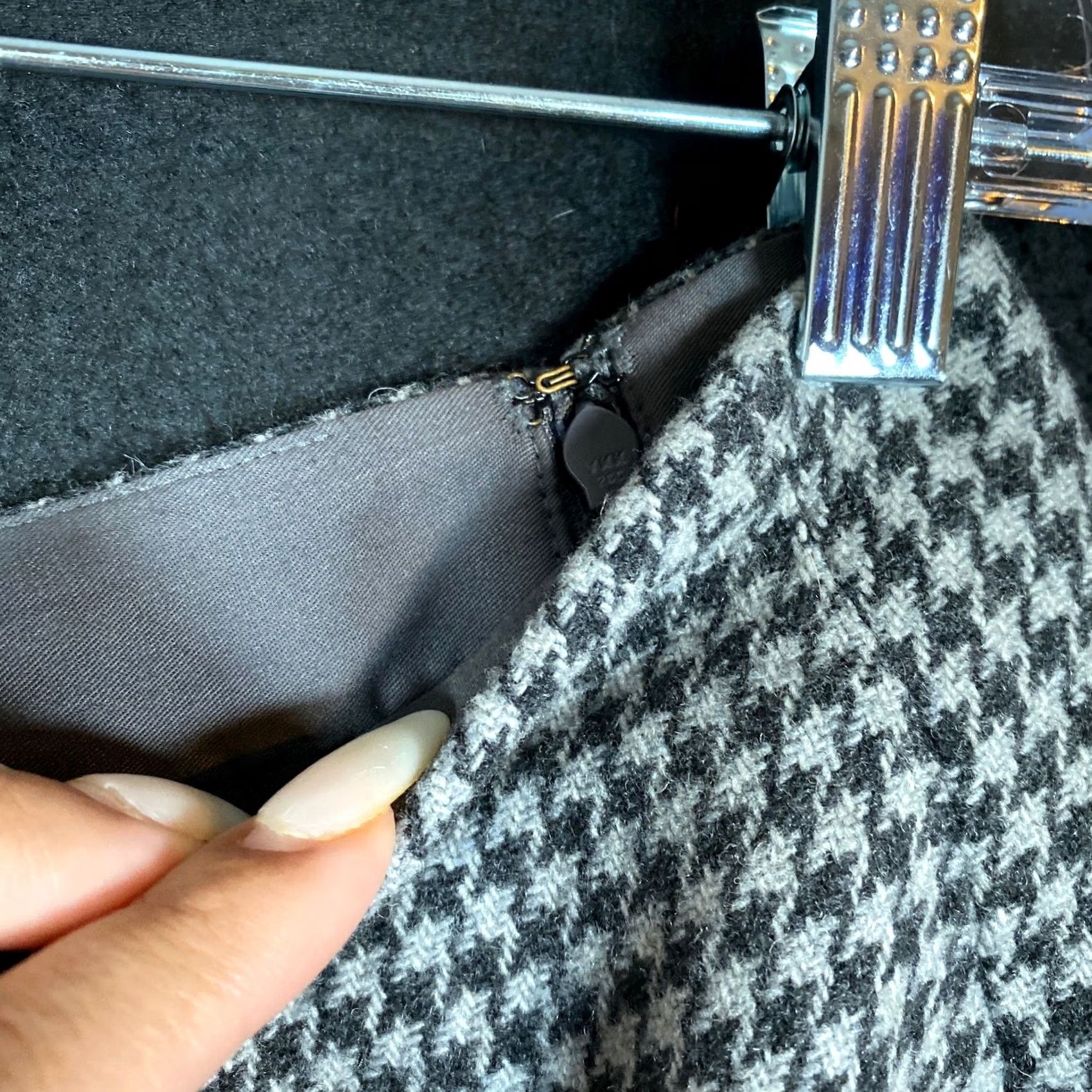 Uniqlo Uniqlo Skirt Black Gray Pull On Side Zip Tweed Houndstooth Wool Blend 4 Mini Short Womens Size 27" / US 4 / IT 40 - 3 Thumbnail