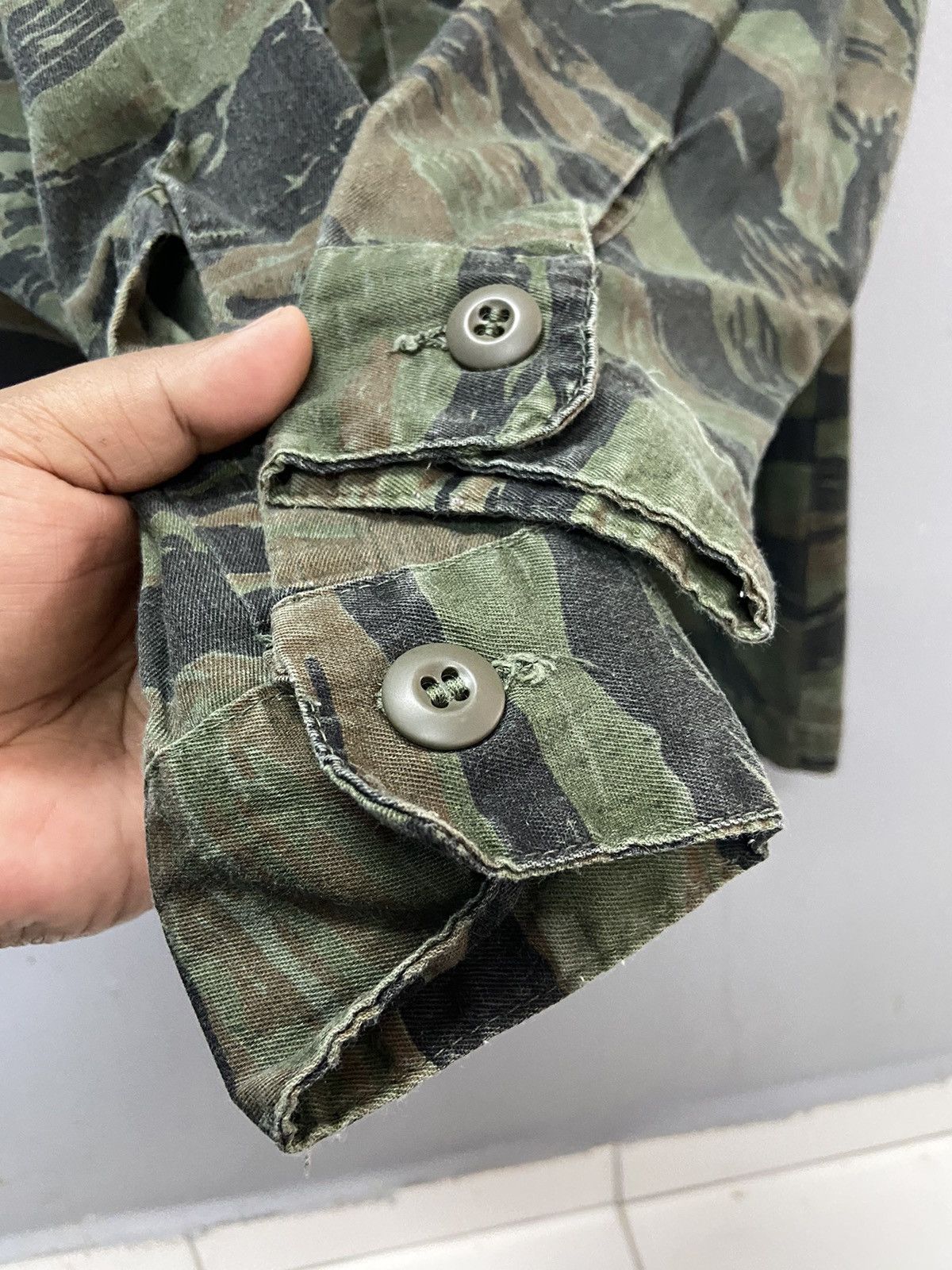 Vintage VINTAGE ARMY TIGER STRIPE CAMOUFLAGED 90’s UNIFORM SHIRT Size US S / EU 44-46 / 1 - 6 Thumbnail