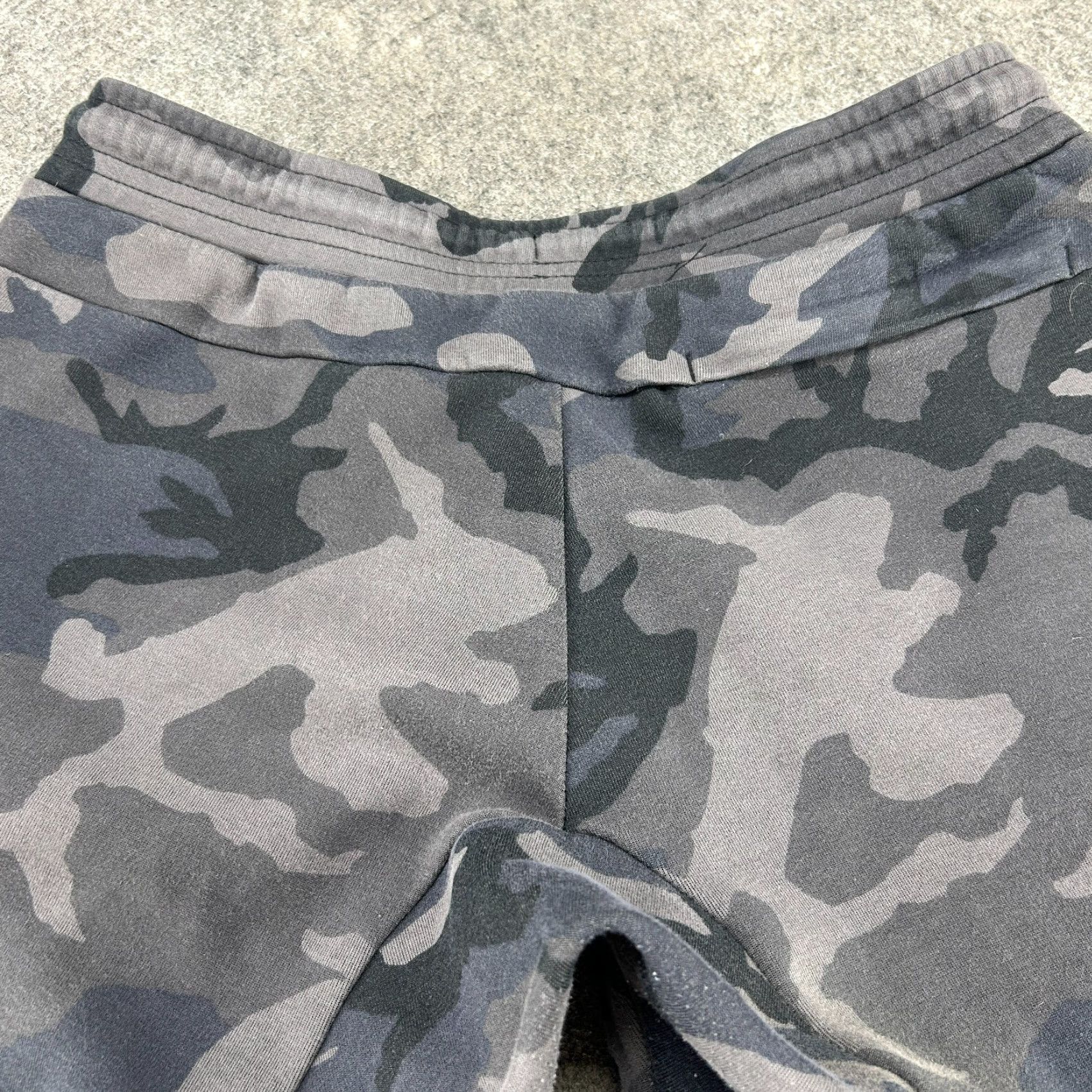 Nike Nike Tech Fleece Jogger Pants Mens M Grey Black Camo Sweatpants Swoosh Drawstring Tapered Regular Fit Activwear Cross Training Gym & Running Size US 31 - 7 Thumbnail