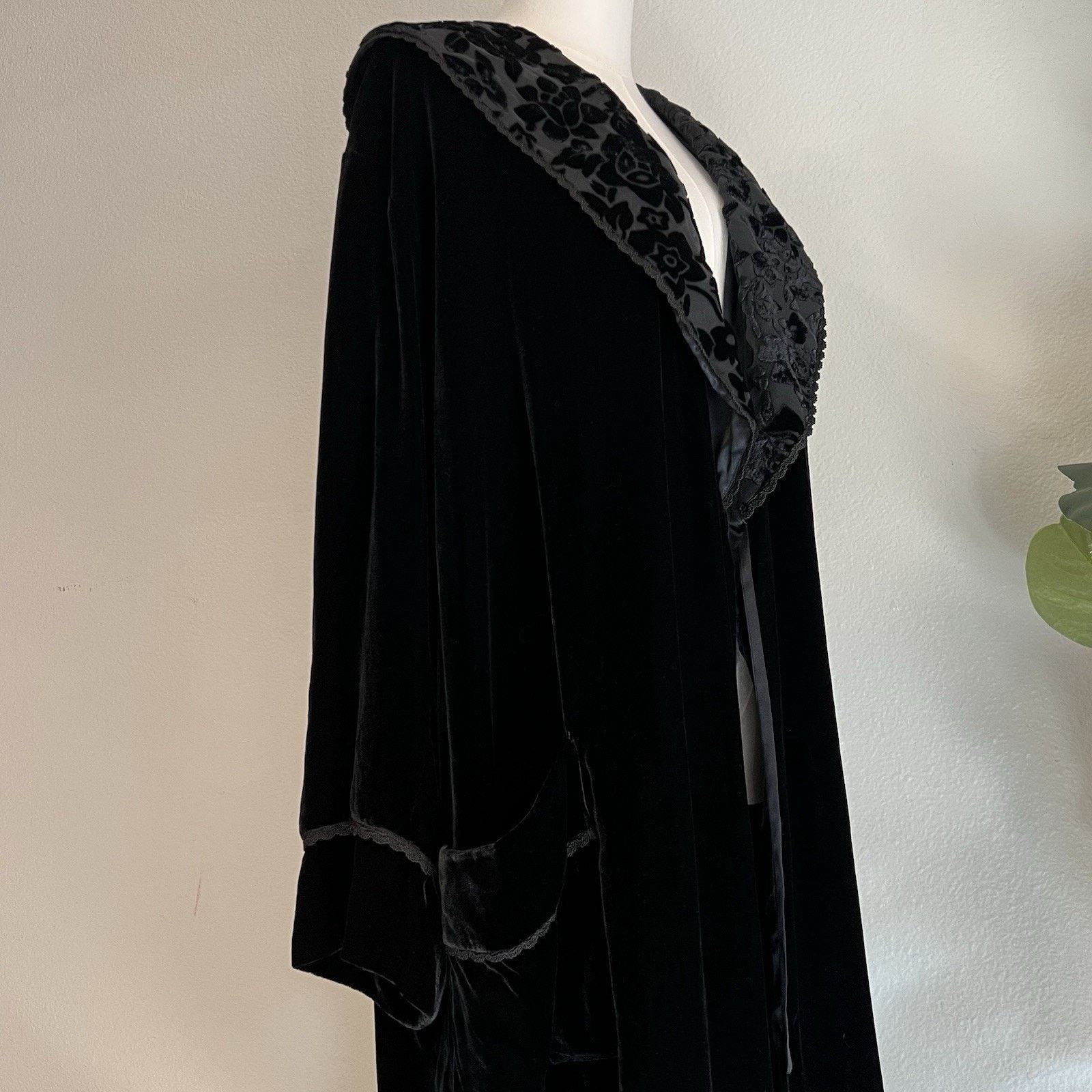 Other Eileen West Queen Anne’s Lace Velvet Silk Robe Black Size ONE SIZE - 3 Thumbnail