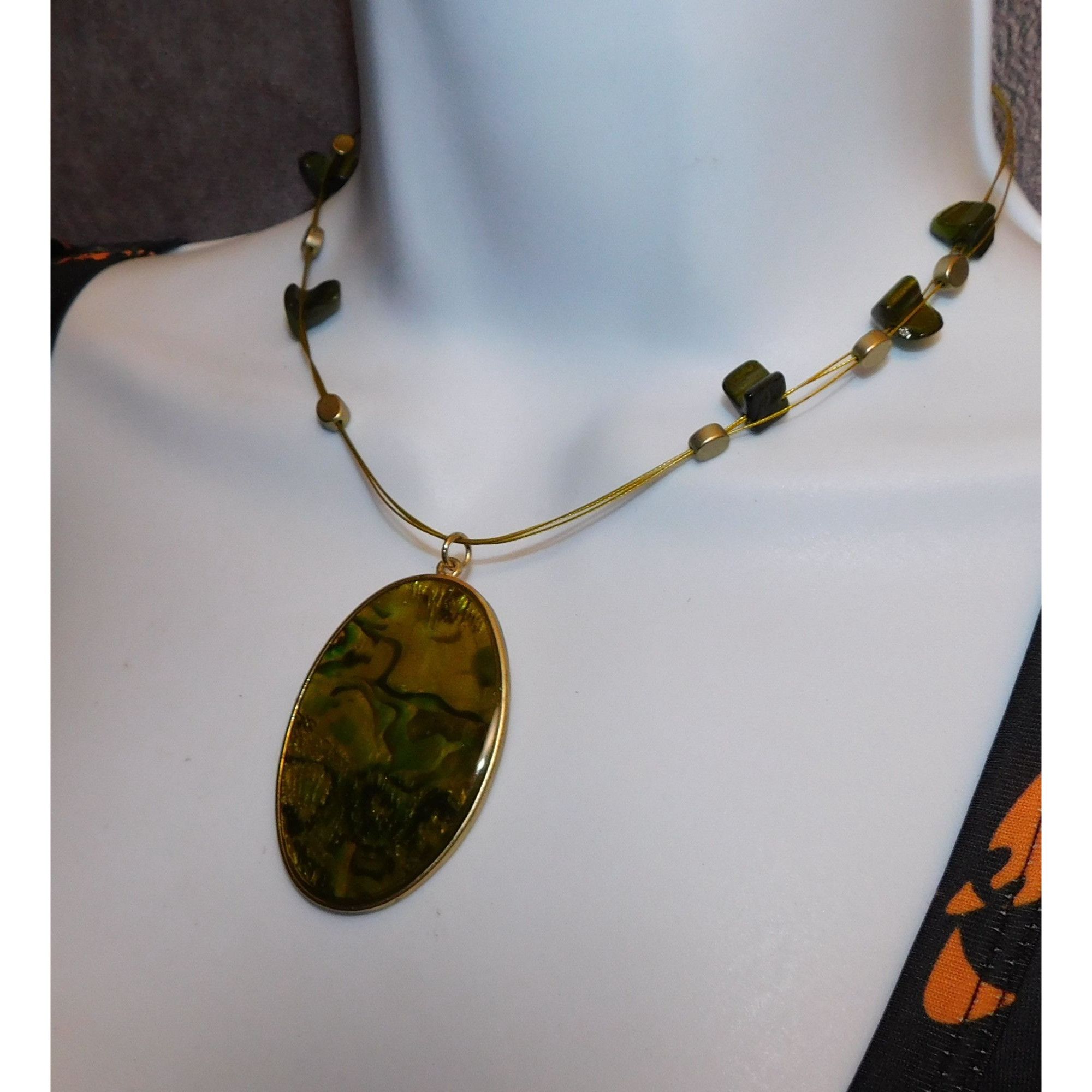 Other Mermaidcore Green Shell Shimmer Medallion Necklace Size ONE SIZE - 4 Thumbnail