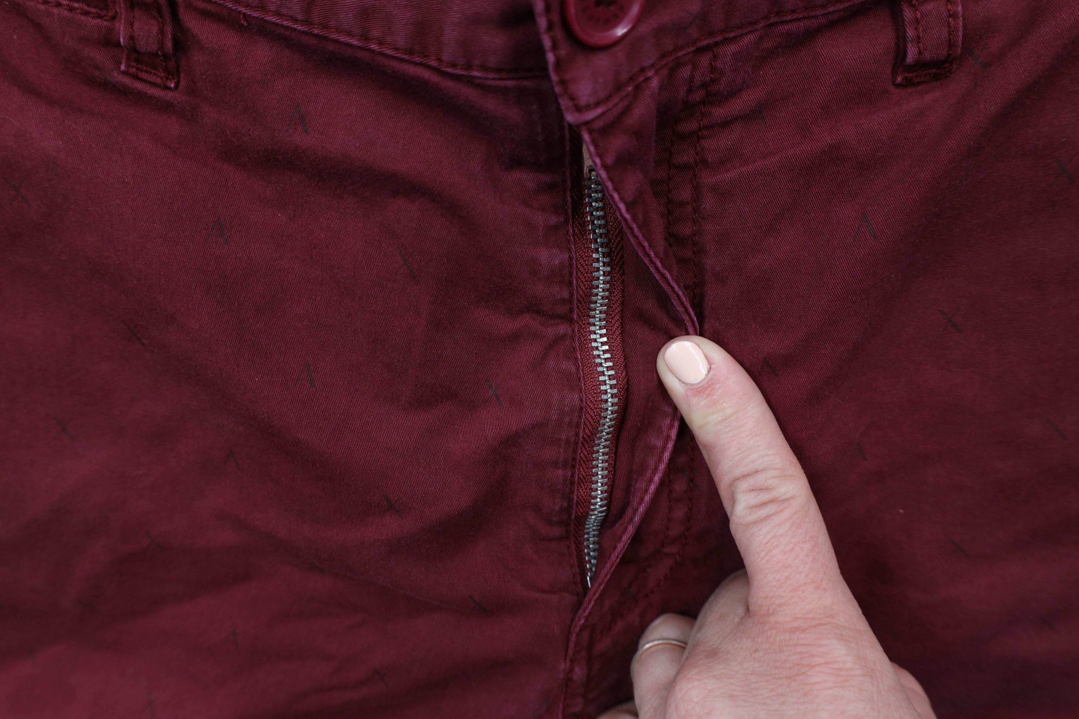Armani Exchange × Vintage Armani Exchange Spell Out All Over Print Chino Shorts Red Size US 34 / EU 50 - 8 Thumbnail