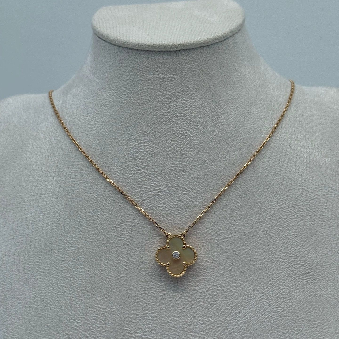 Van Cleef & Arpels Vca Xmas Limited Gold MOP 4-Leaf Clover Necklace Size ONE SIZE - 1 Thumbnail