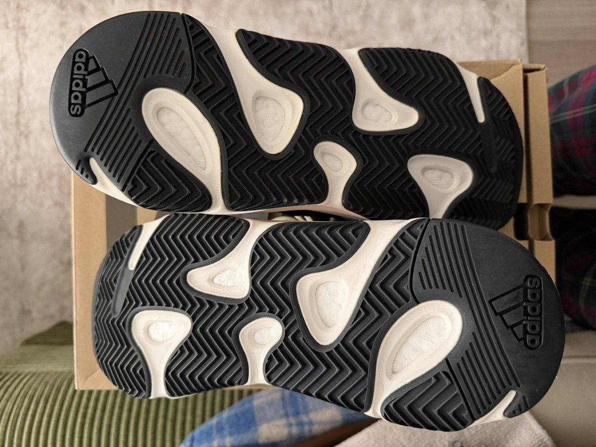 Yeezy Yeezy 700 Waverunner Size US 11 / EU 44 - 3 Thumbnail
