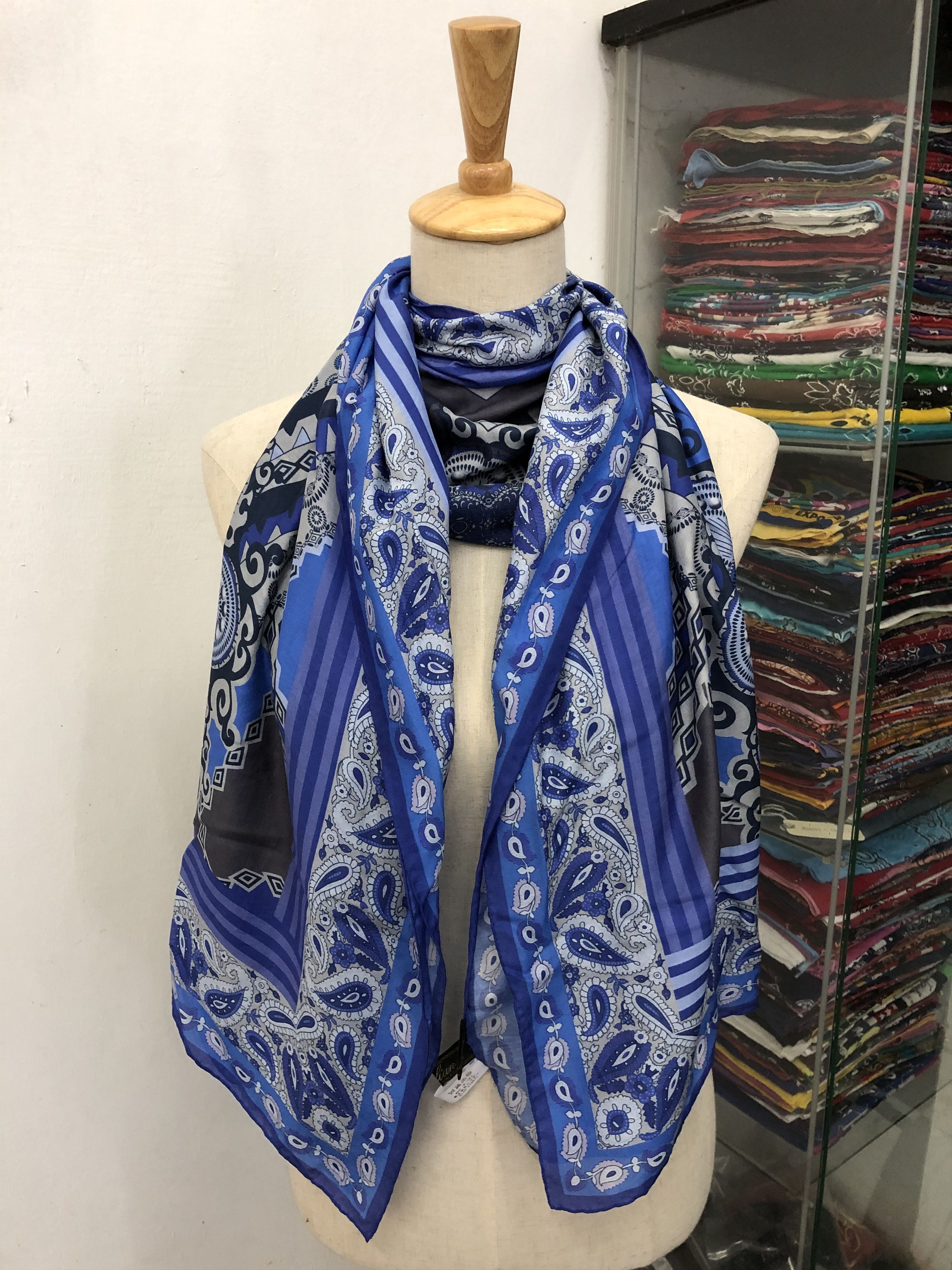 Vintage Vintage Leilian Silk Scarf Size ONE SIZE - 1 Thumbnail