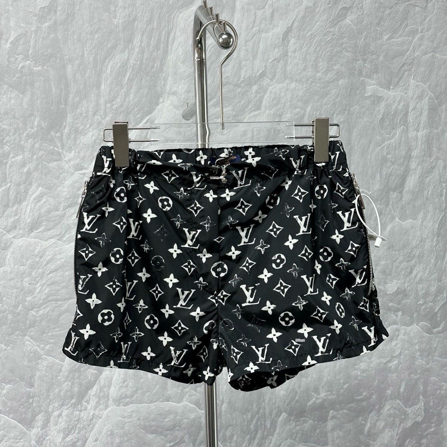 Louis Vuitton Louis Vuitton Distressed All-Over Jacquard Shorts Size US 34 / EU 50 - 1 Thumbnail