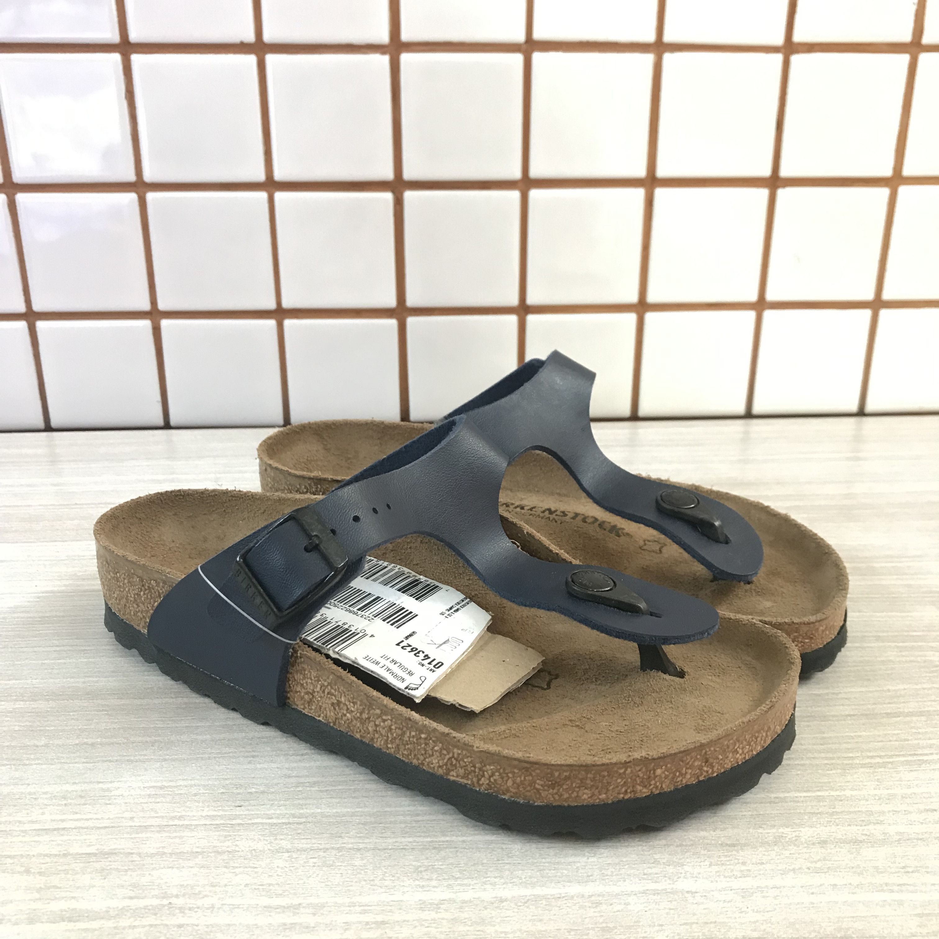 Birkenstock Birkenstock Gizeh Leather Navy Blue one Strap NEW bnwt Size US 5 / EU 37 - 10 Thumbnail