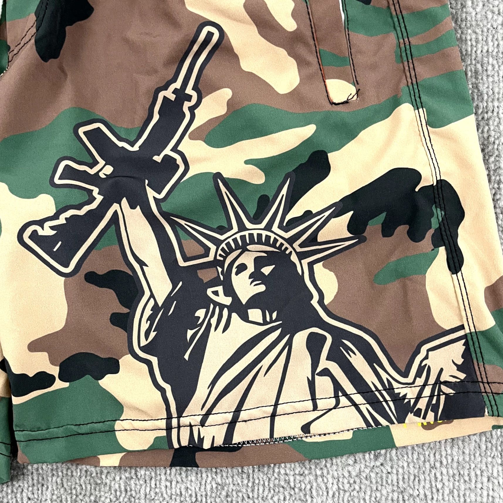 Vintage GREATER HALF Shorts Men L 7" Green Camo Lady Liberty Rifle Gun Workout Gym Casual Activewear Elastic Waist Pockets Breathable Size US 33 - 3 Thumbnail