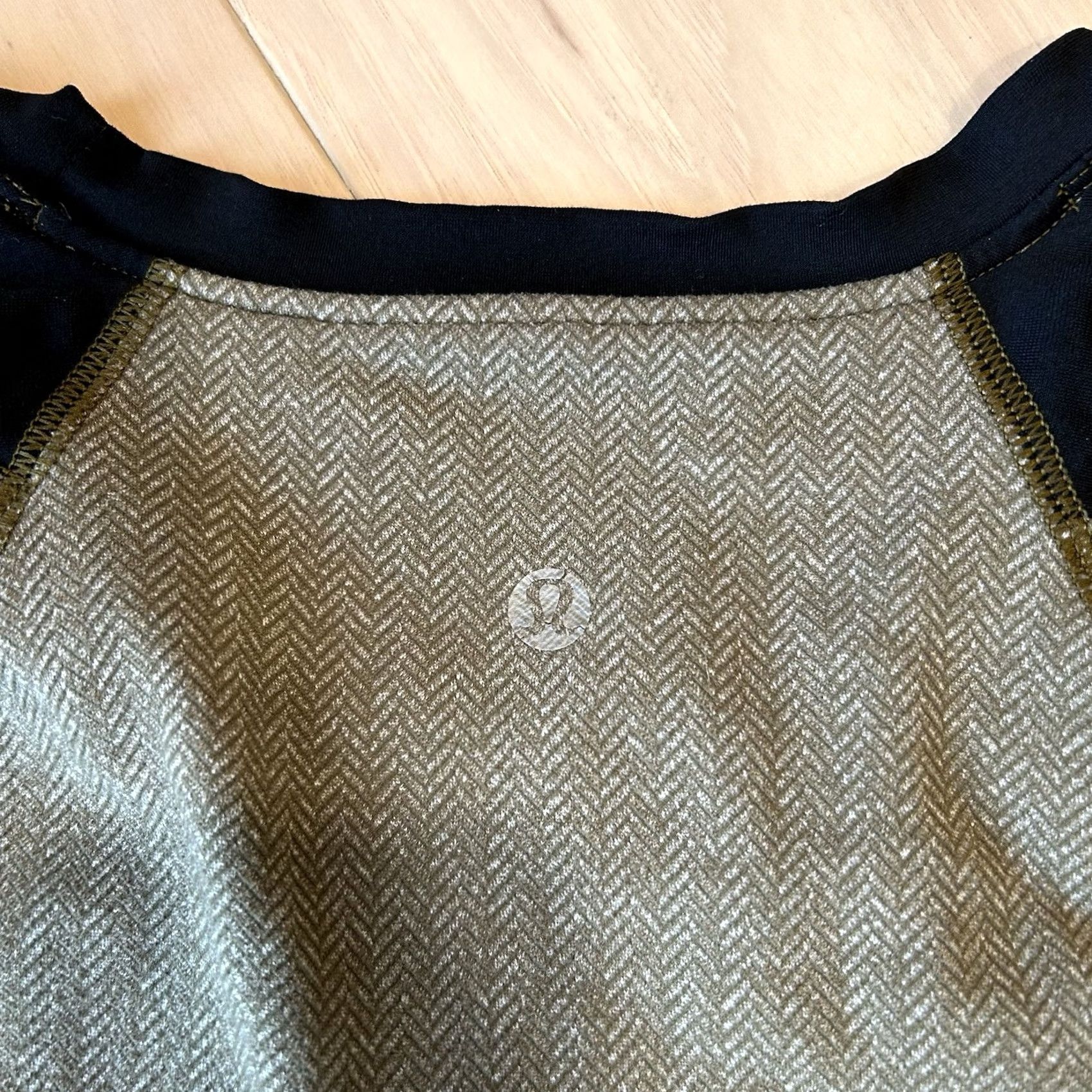 Lululemon VINTAGE Lululemon Surge Warm Crew Shirt Beige W/Black Sleeves Men M | Str Size US M / EU 48-50 / 2 - 5 Thumbnail