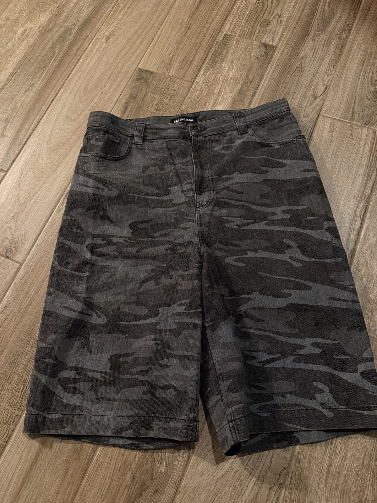 Balenciaga Balenciaga camo bermuda shorts Size US 34 / EU 50 - 1 Thumbnail